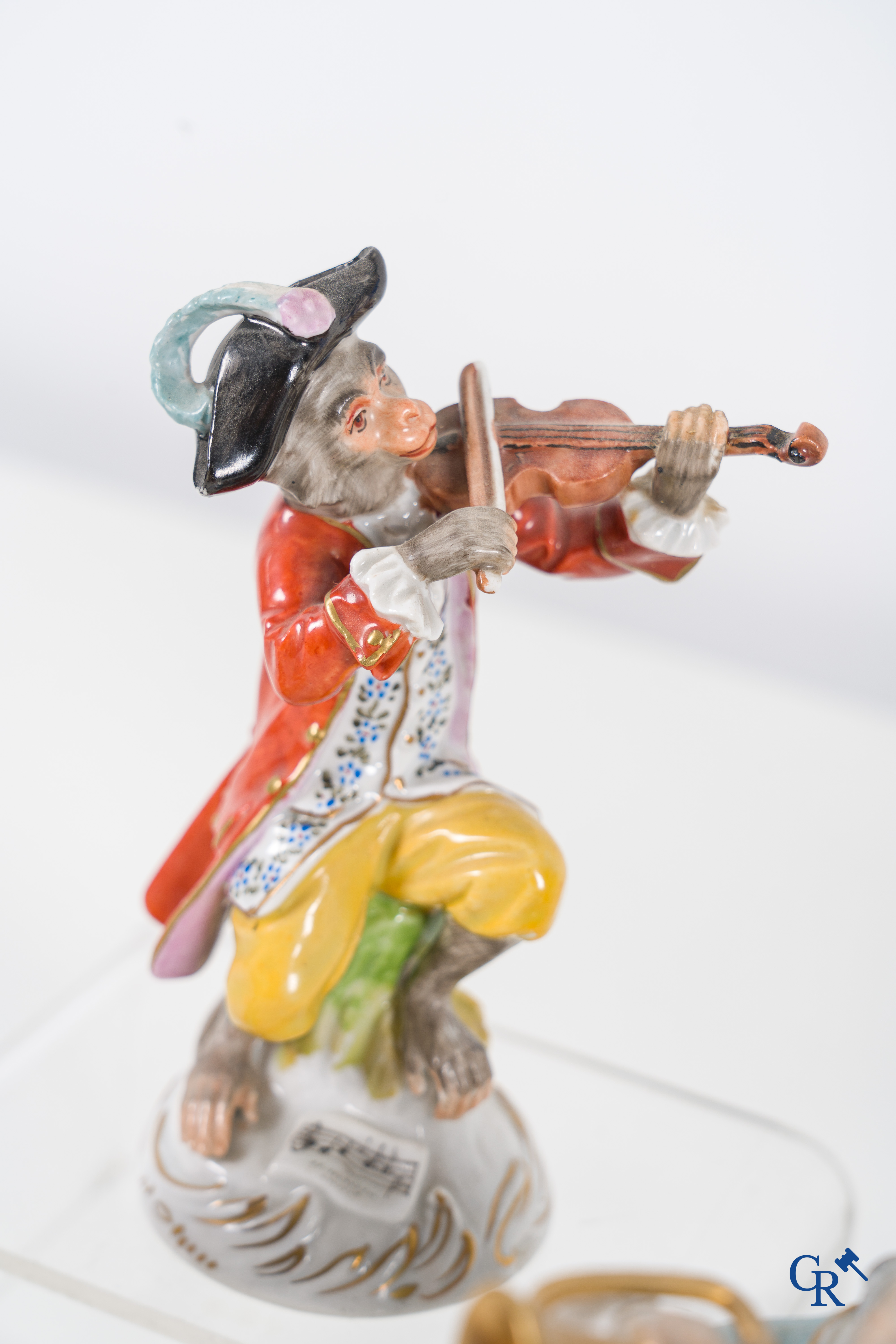 Porcelaine européenne: Un orchestre de singe 12 pièces en porcelaine de Dresde. Marqué.