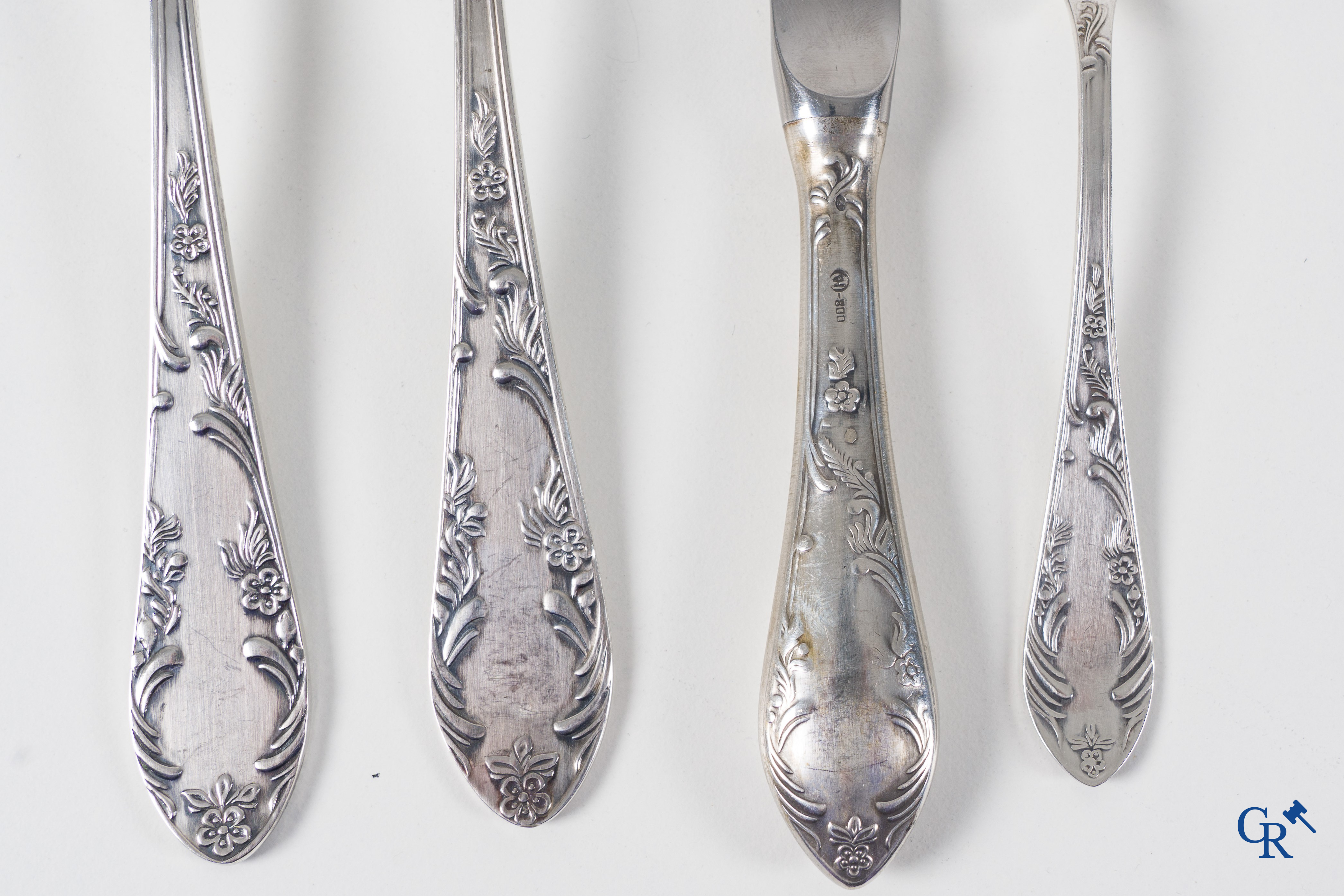 Silver: A lot with silver cutlery (800°/00).