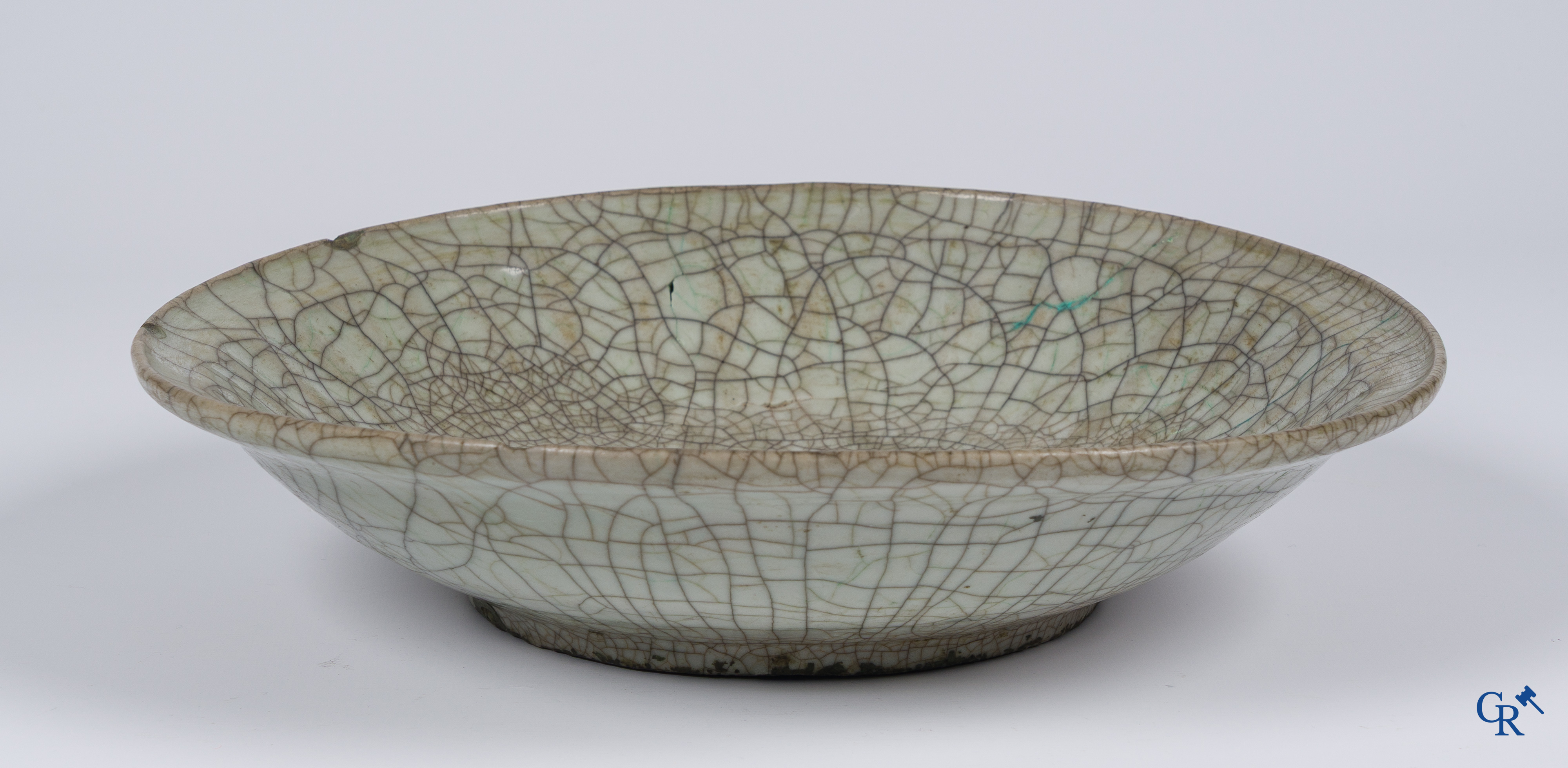 Aziatica, Chinees porselein. Een grote antieke Chinese geyao craquelé schotel in geglazuurde keramiek.
