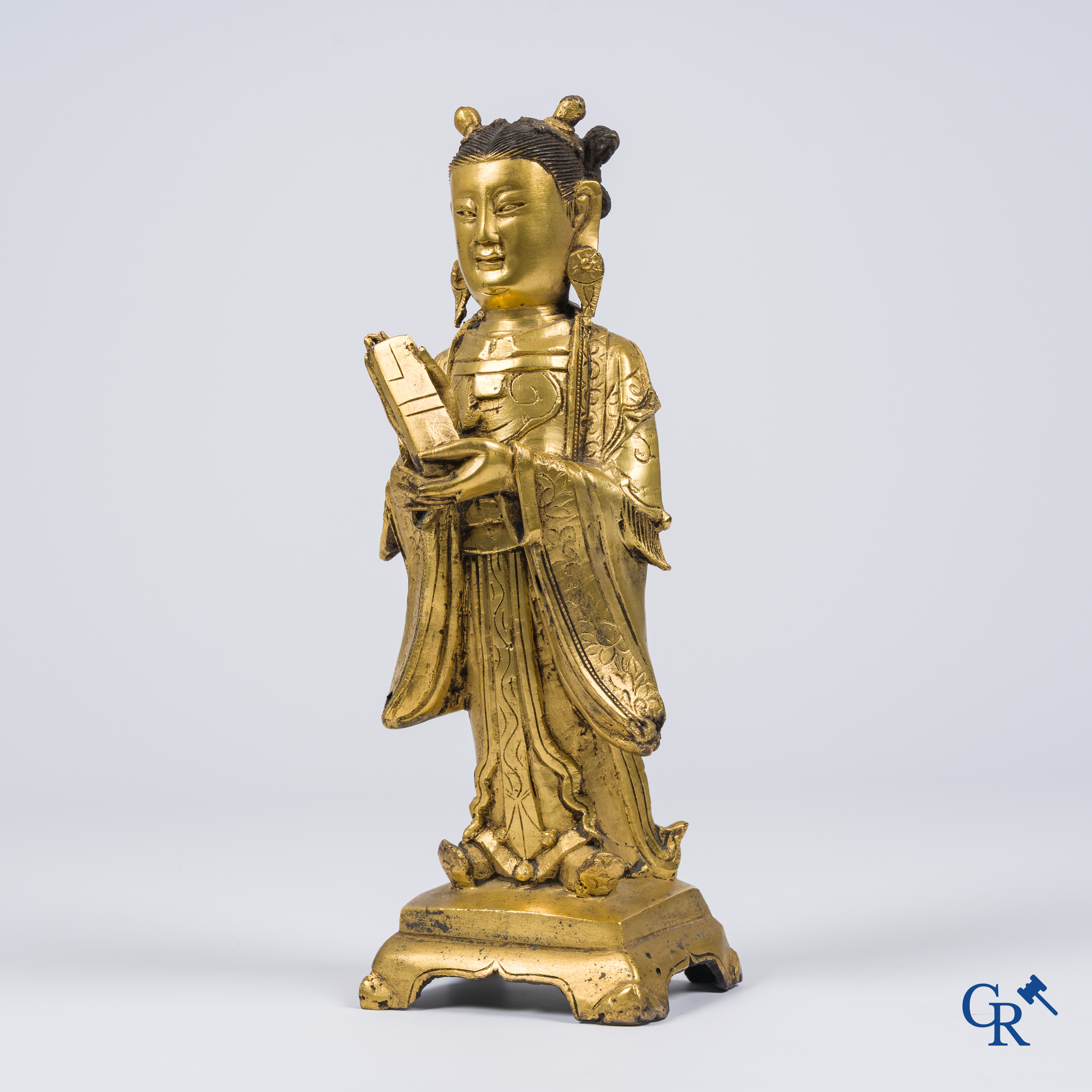 Aziatica, China. Een grote vergulde bronzen staande voorstelling van Longnu.