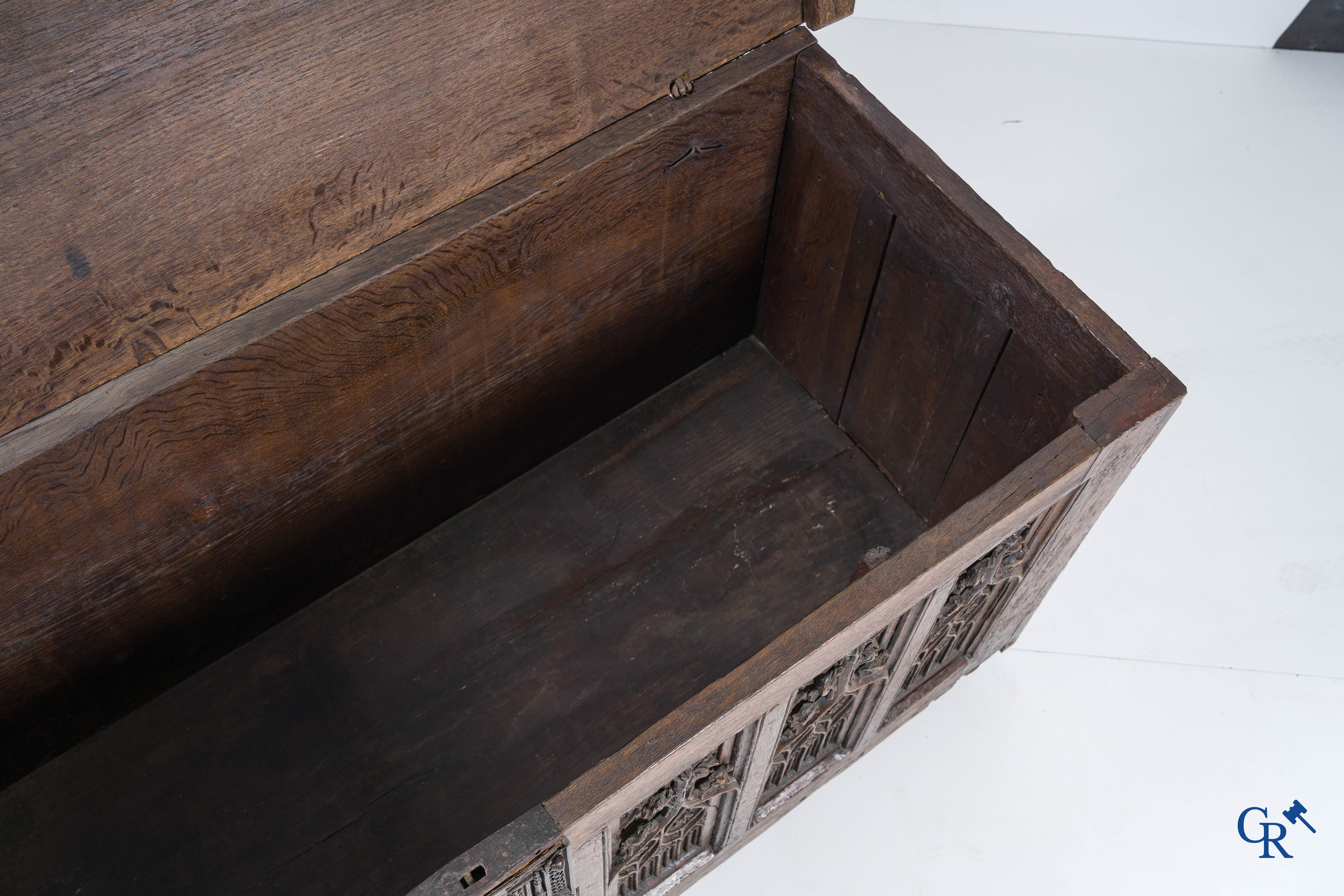 Gotiek. Een Gotische eikenhouten gesculpteerde koffer met zijn slotwerk in smeedijzer. 2de helft 15e eeuw.