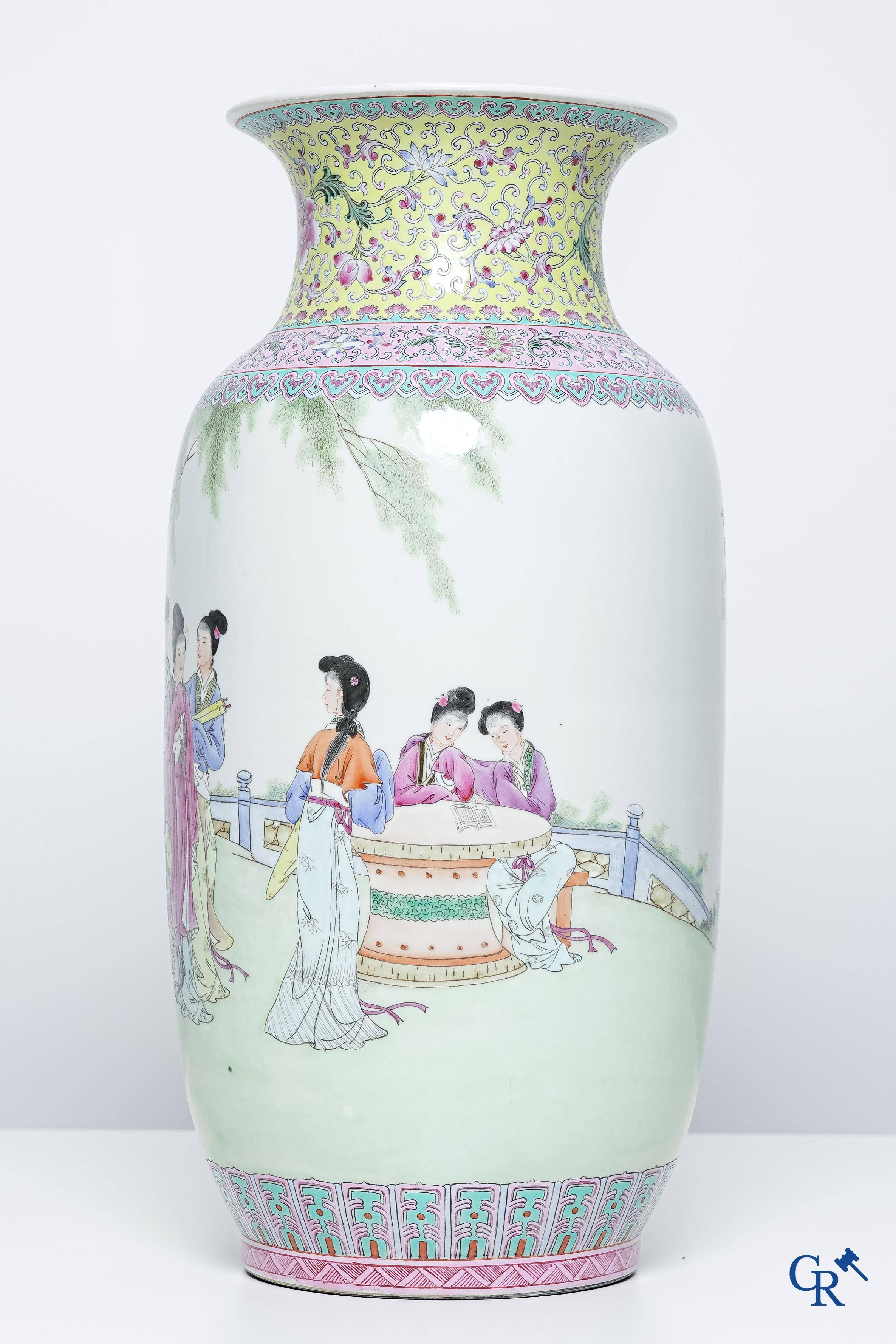 Porcelaine chinoise. Vase chinois finement décoré, famille rose, décor de femmes dans un jardin. Marqué.