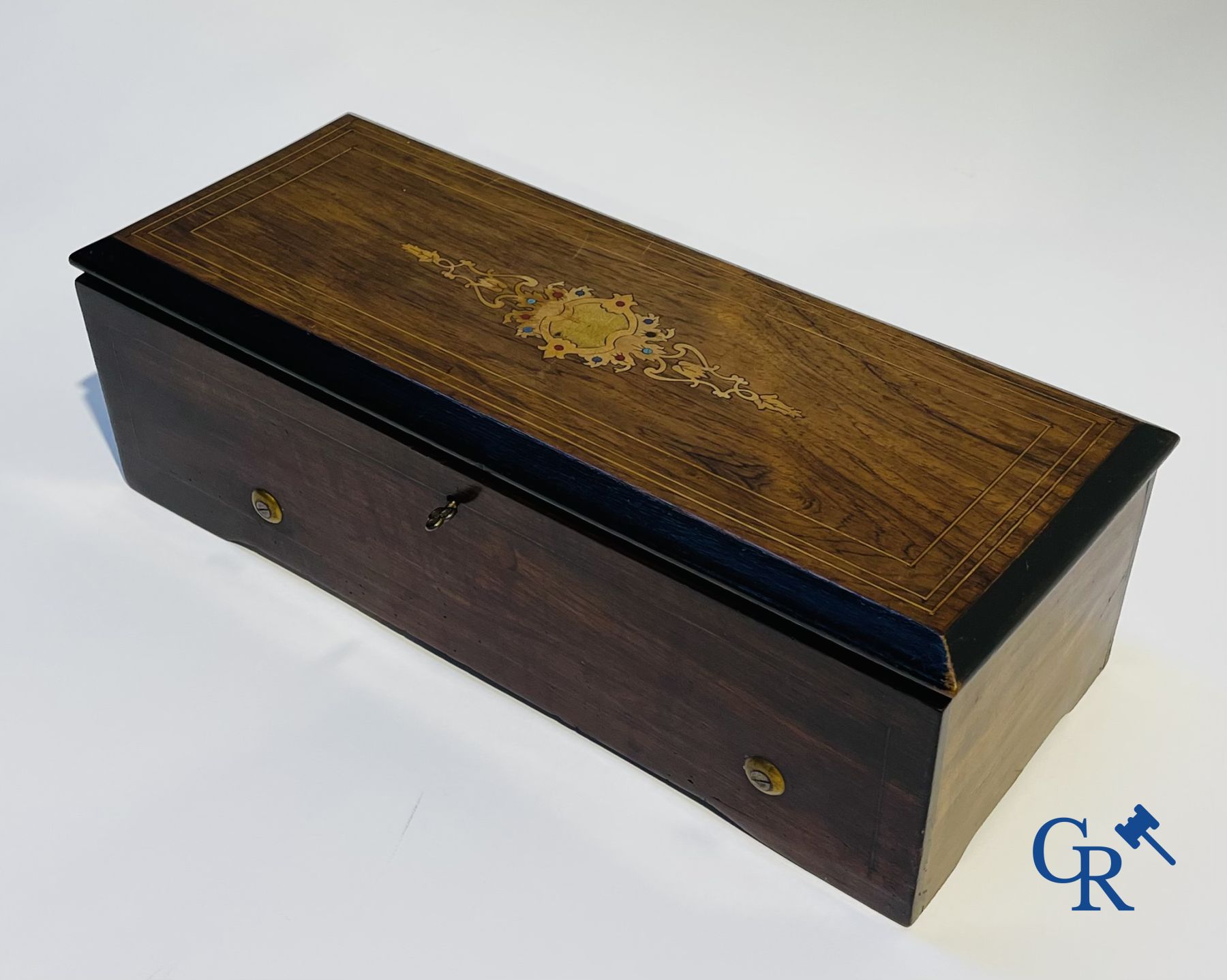 A music box in mahogany and marquetry with 6 melodies.