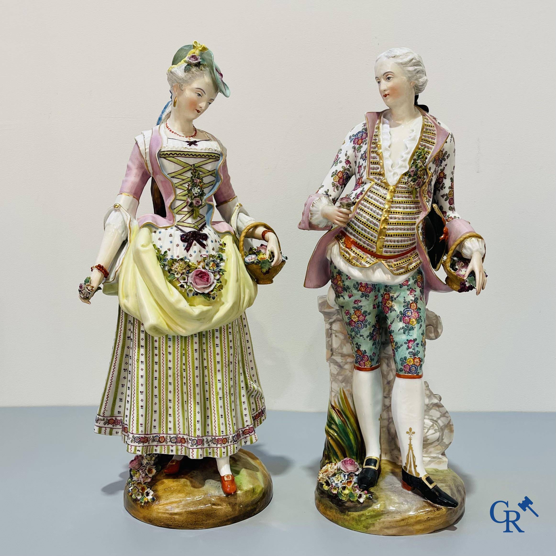 Europees porselein, Meissen, een paar personages in fijn gepolychromeerd Duits porselein. Gemerkt met de zwaarden.