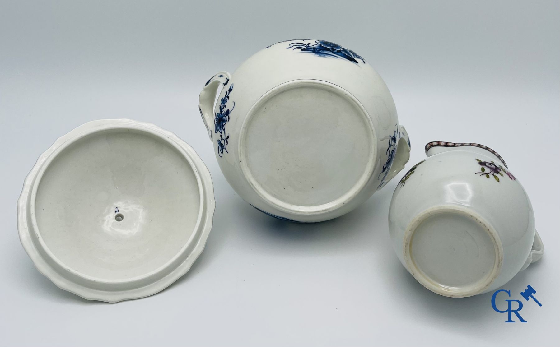 2 pièces de porcelaine de Tournai. 18ème siècle.