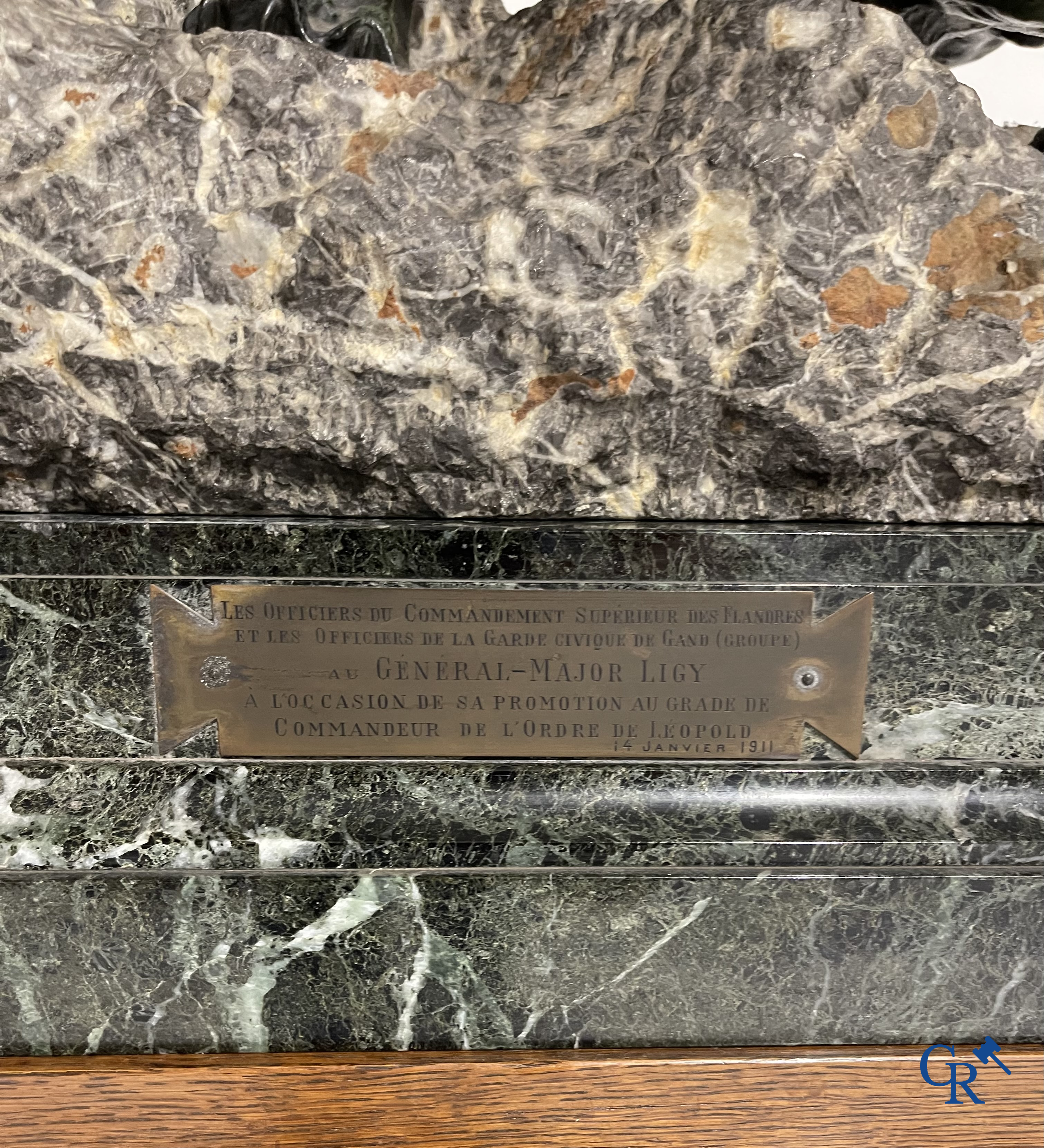 Thomas François Cartier (1879-1936) "Lion rugissant" Important groupe en bronze et pierre sur son socle en bois.