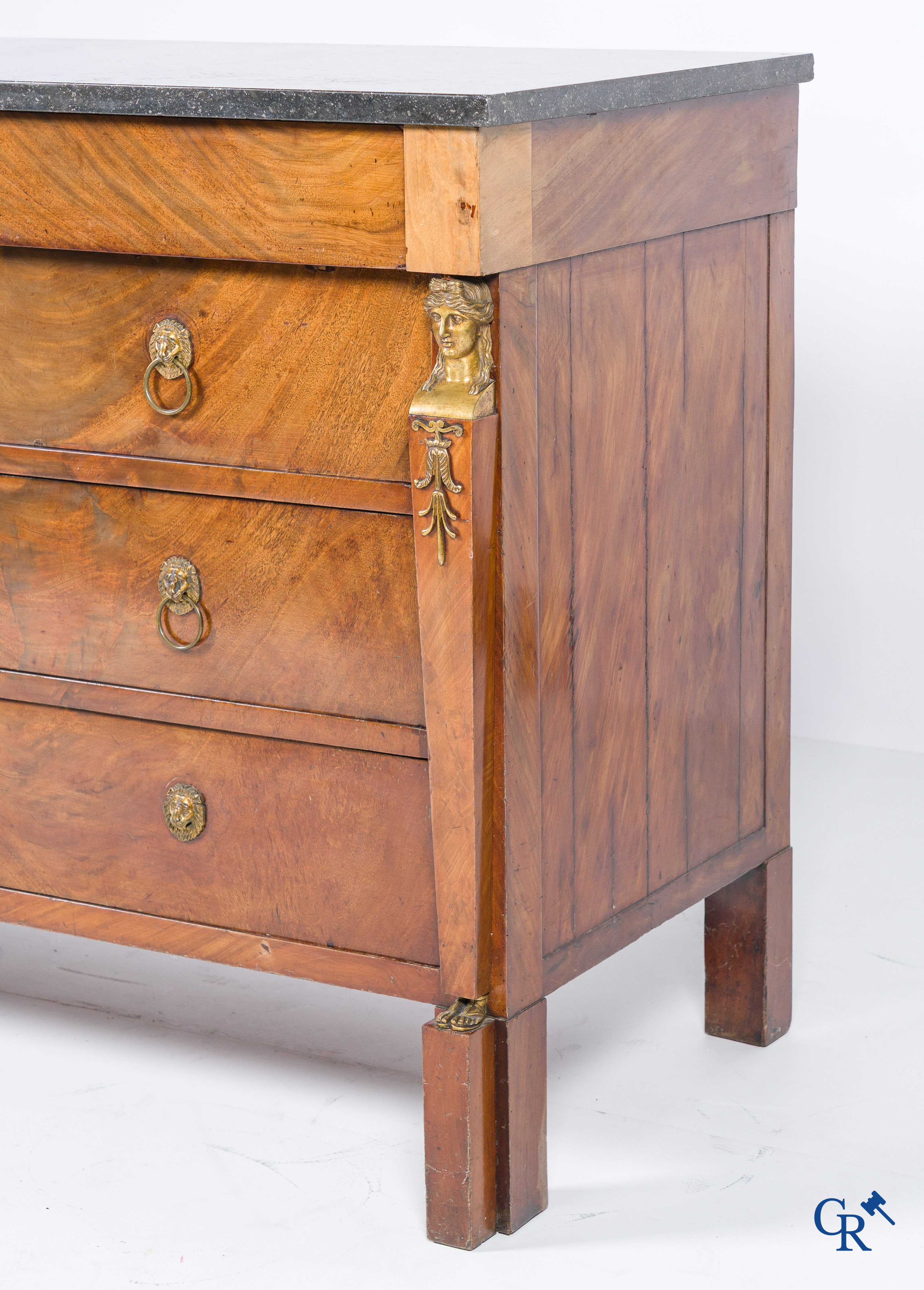 Chapuis, een commode in mahoniehout met fijn geciseleerde bronzen, zogenaamd Retour d'Egypte. Empire.