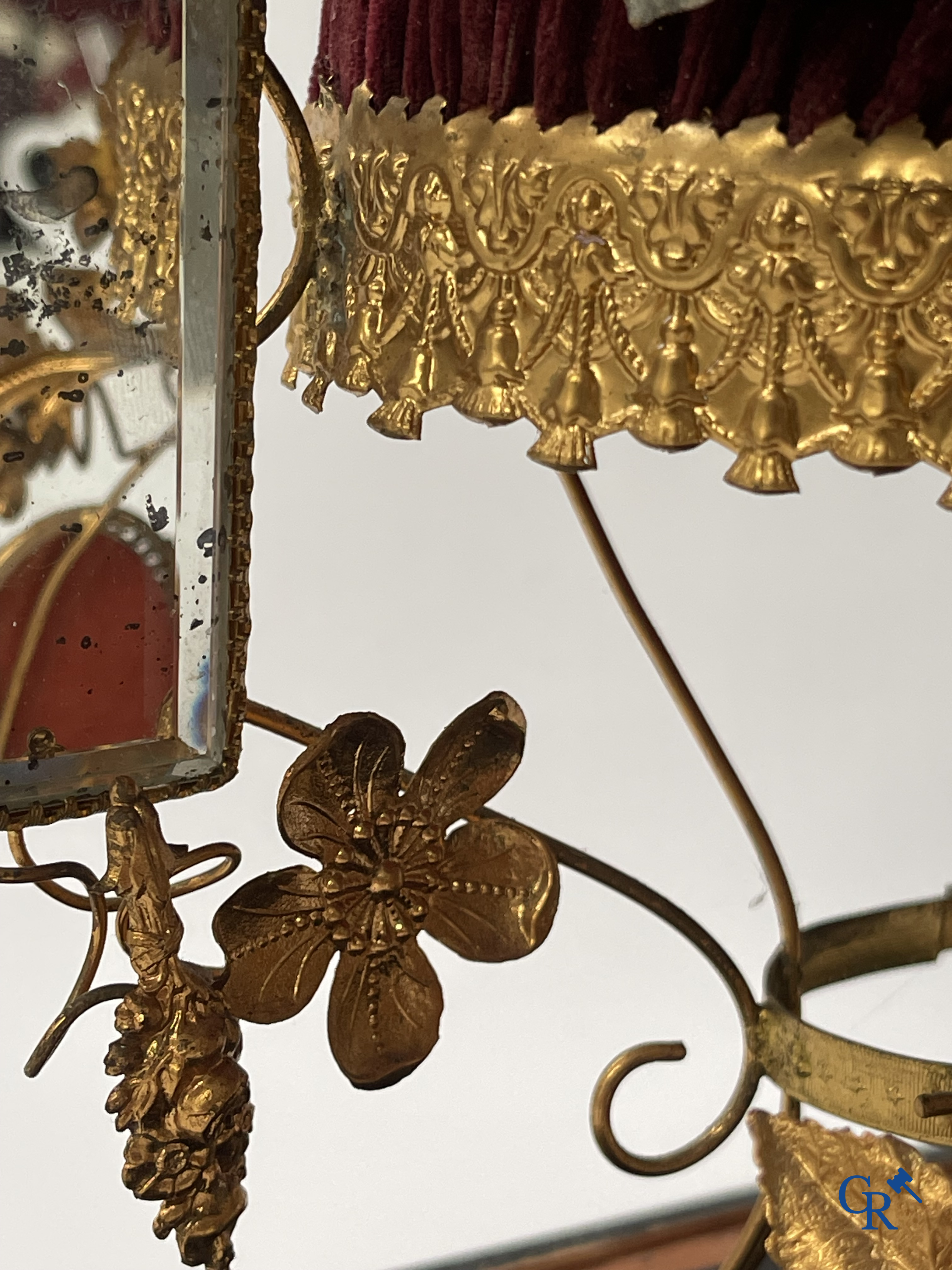Beautiful globe with bridal bouquet and integrated jewellery box. Mirrors and gold-plated brass. Circa 1900.