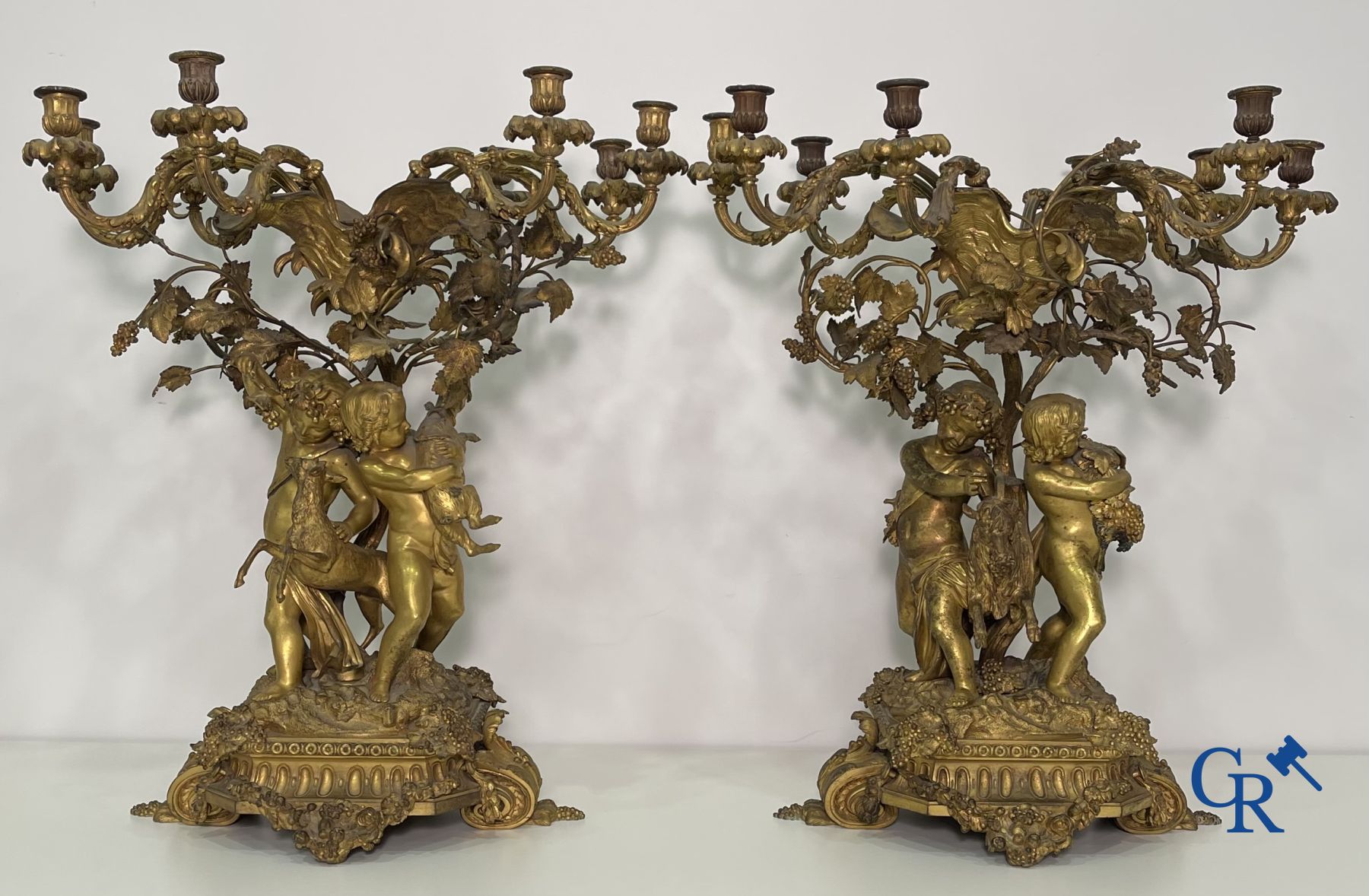 Important paire de chandeliers en bronze doré avec putti, style LXVI. Epoque Napoléon III.