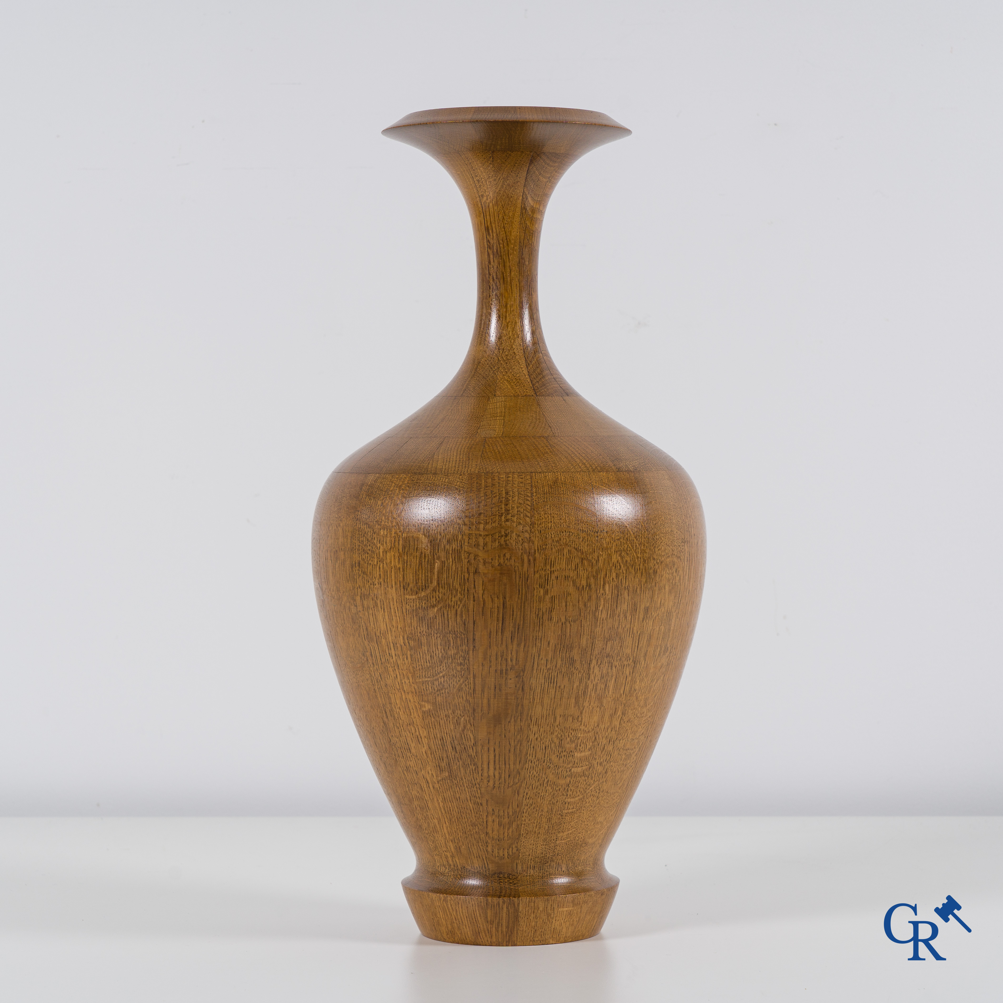 Maurice Bonami pour les frères De Coene à Courtrai, un vase en bois avec incrustation de marqueterie. Marqué.