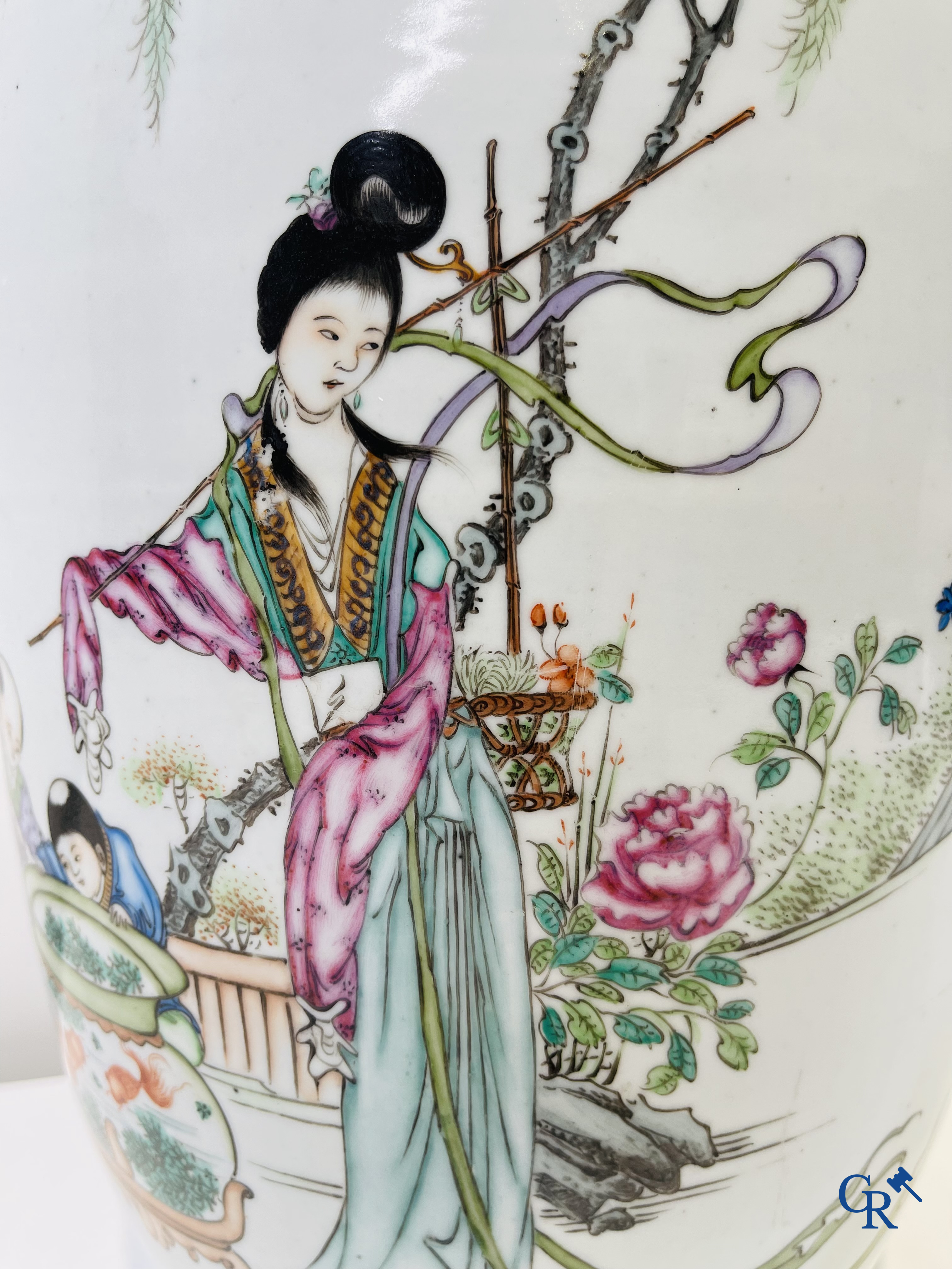 Art Asiatique: Porcelaine chinoise, vase Chinois représentant une dame et des enfants jouant autour d'un aquarium.