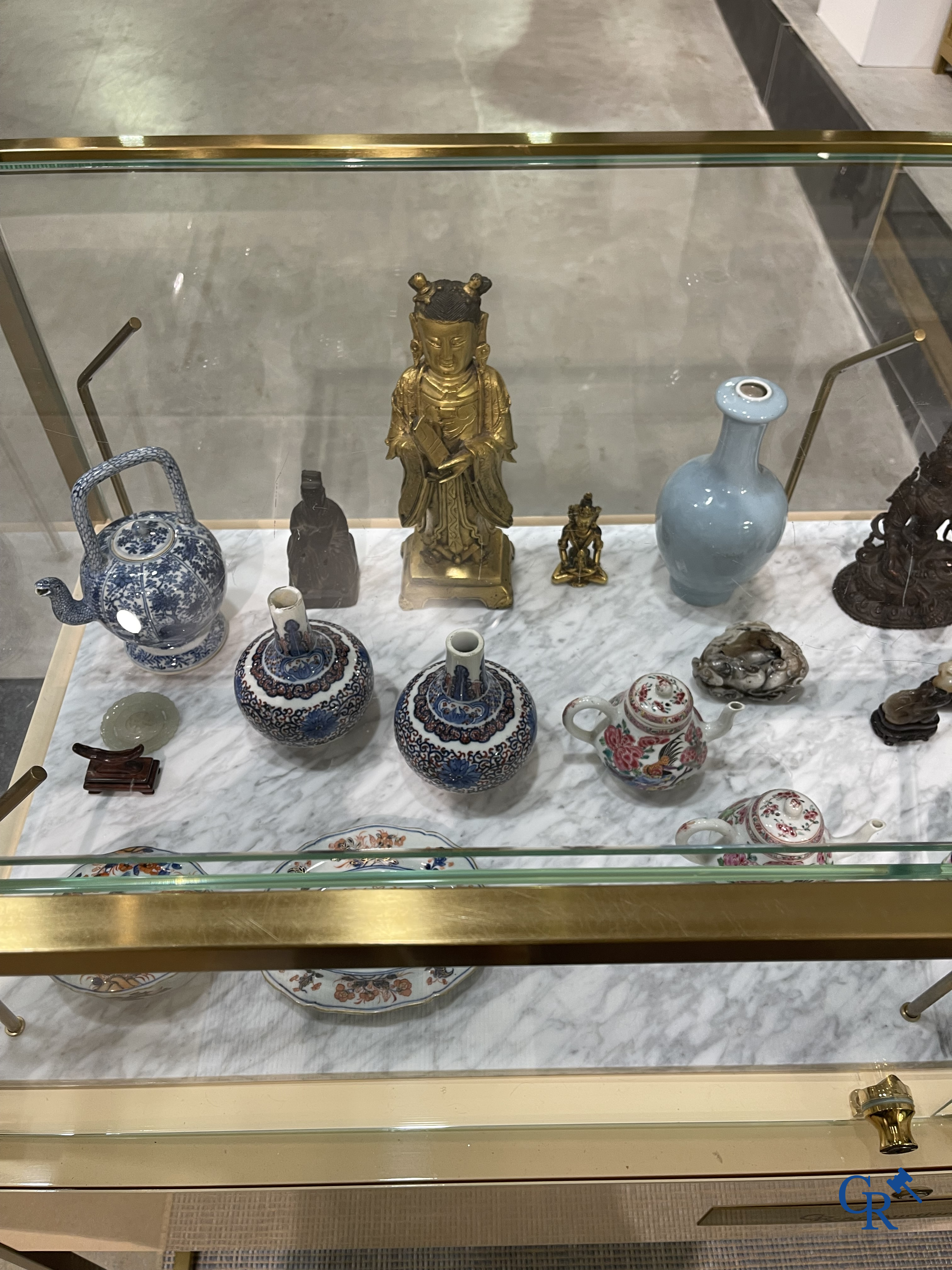 Aziatica, China. Een grote vergulde bronzen staande voorstelling van Longnu.