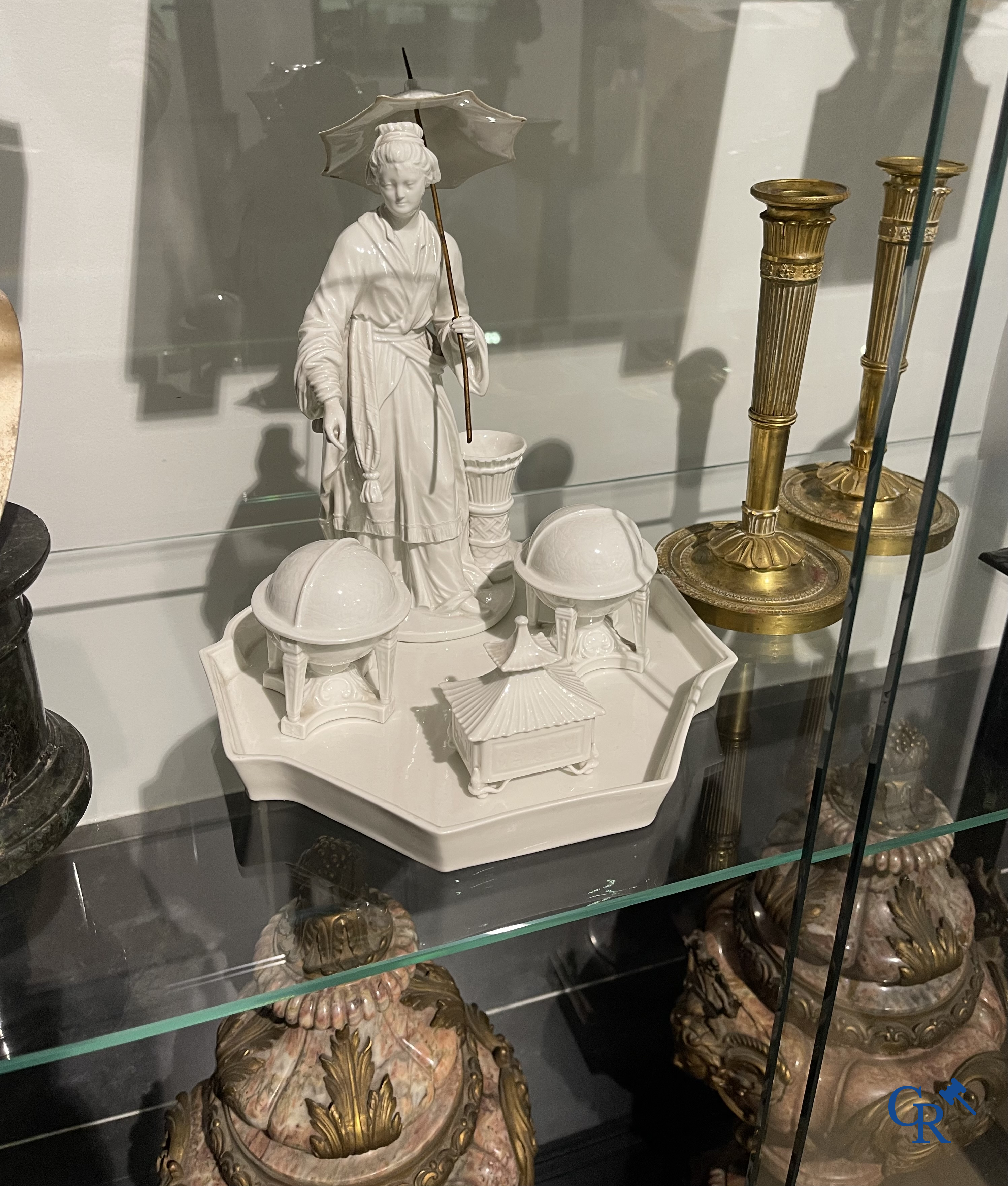 Koninklijke Porselein Fabriek Berlijn, KPM. Uitzonderlijk porseleinen inktstel in Aziatische stijl. Periode 1780-1830.