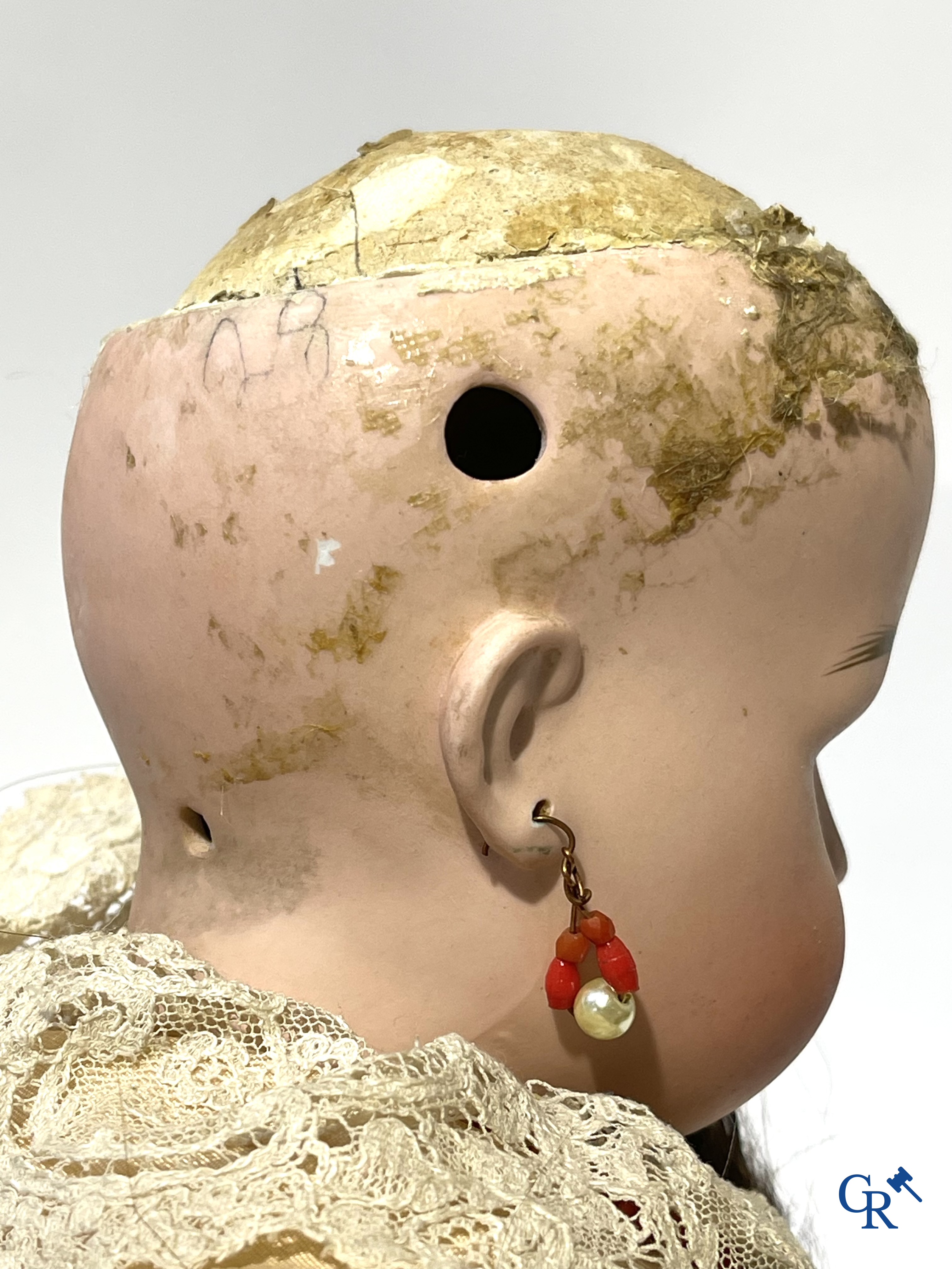 Vieux jouets, lot de 4 poupées anciennes avec tête en porcelaine, attributs de poupée, vêtements et autres.