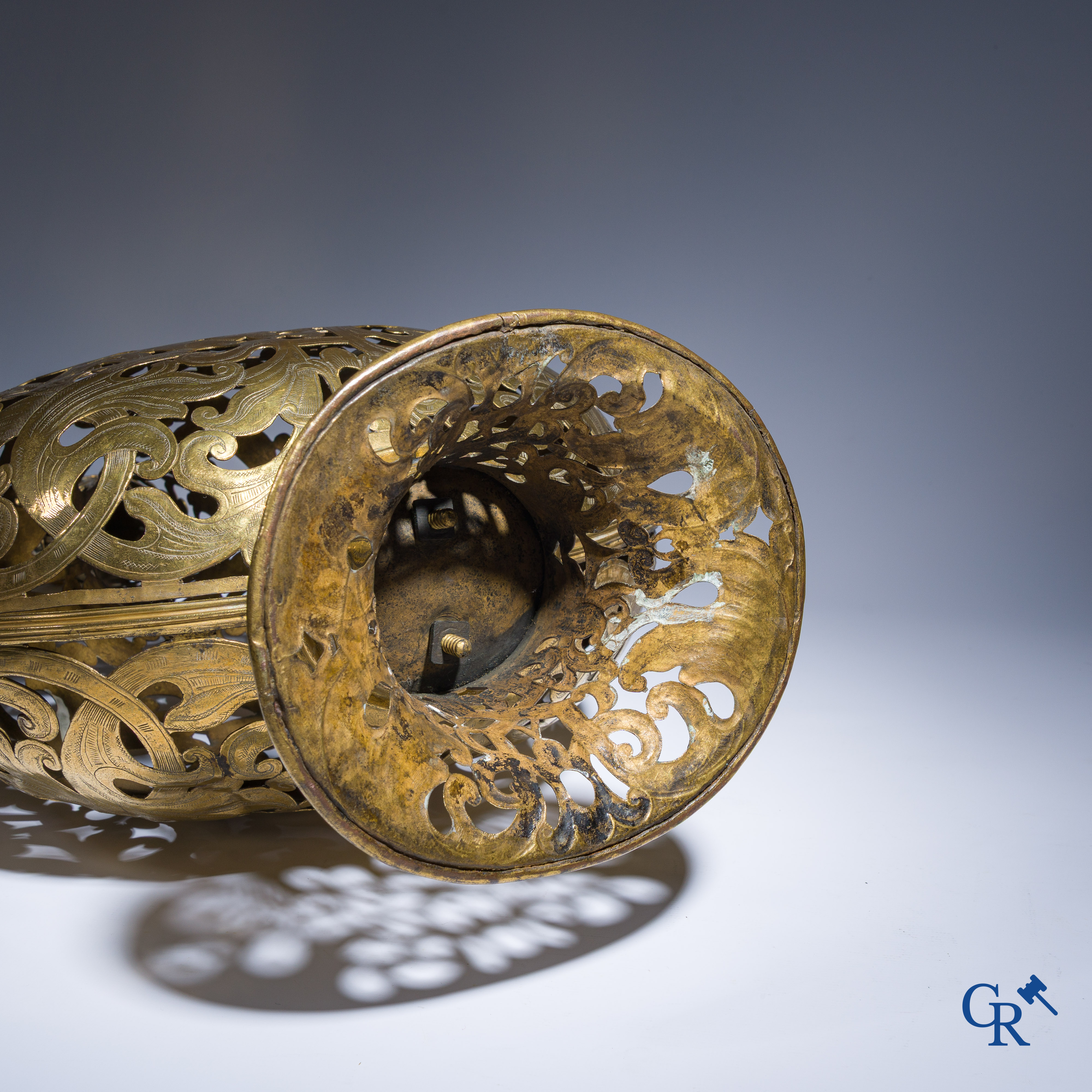 Een Venetiaanse pelgrimskalebas "Gourde de pelerin" in gegraveerd en verguld koper. Eind XVIe - Begin XVIIe eeuw.