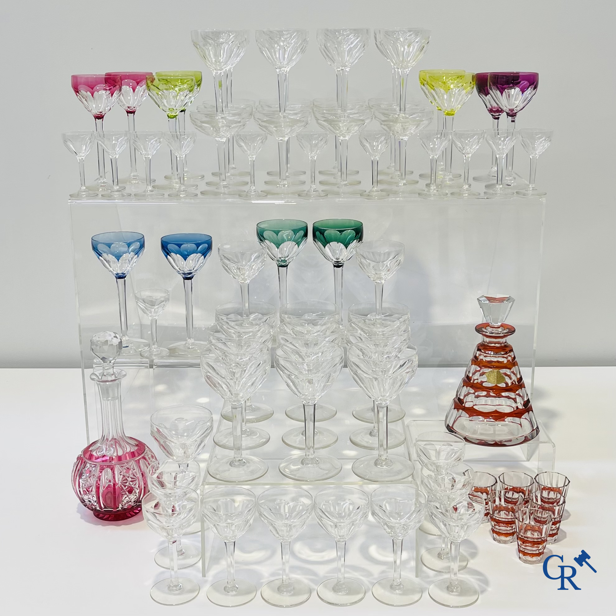 Val Saint Lambert. Grand lot de verres en cristal, 2 carafes et 6 tasses ajoutées.