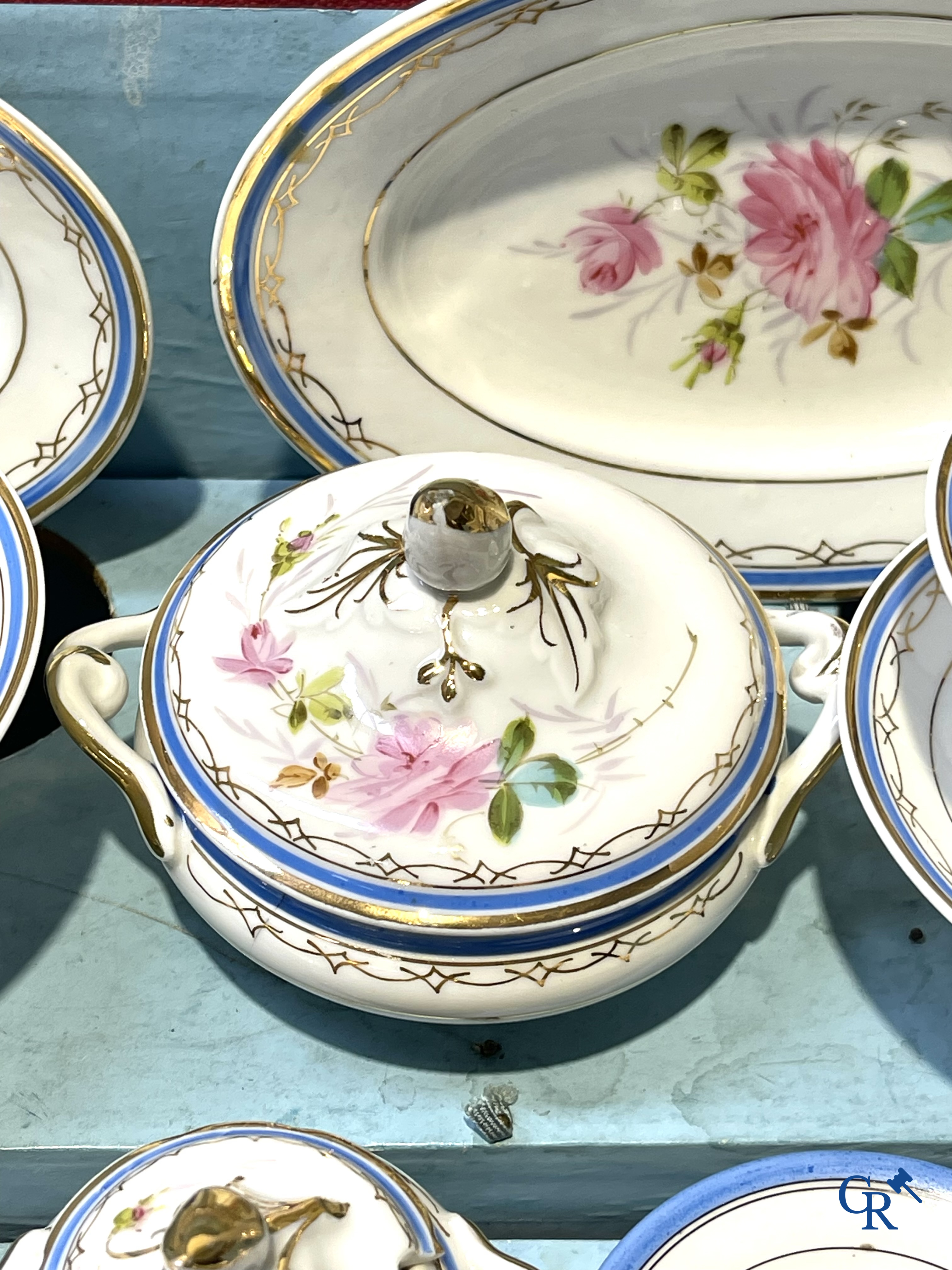 Oud speelgoed, Uitzonderlijk porseleinen poppenservies in originele koffer. Maison Bail, 210, Rue de Rivoli Paris.