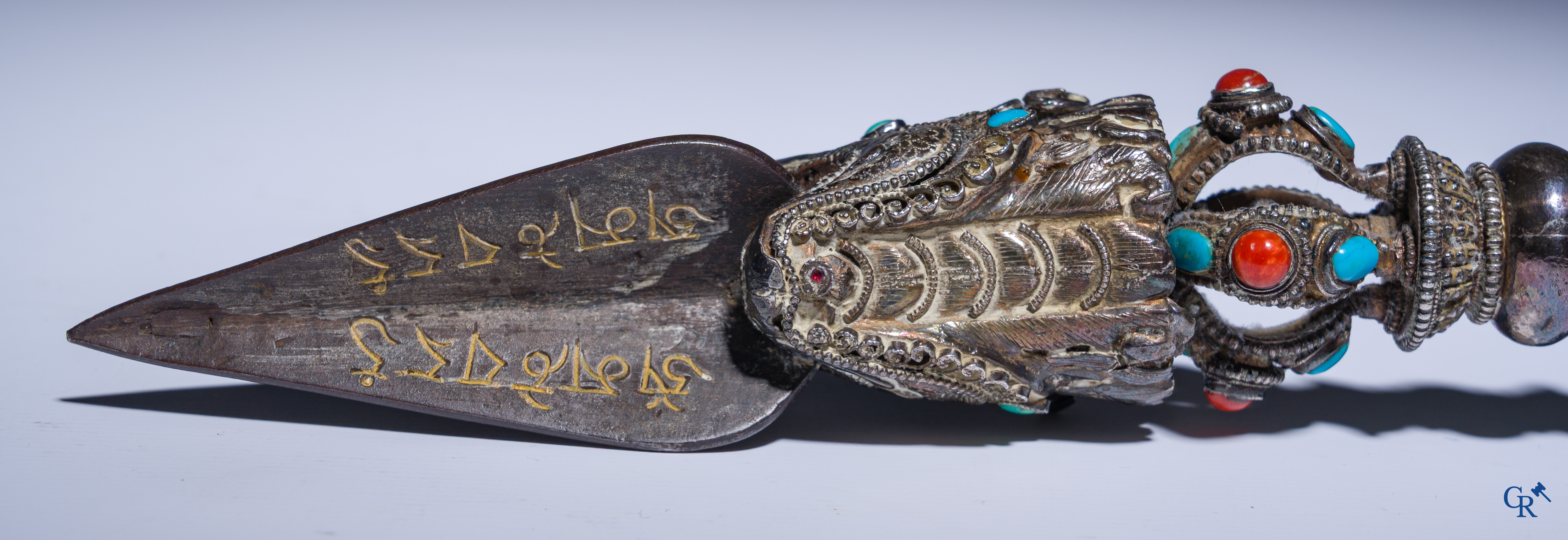 Aziatica, Phurba. Tibetaanse rituele dolk in zilver, ingelegd met turquoise en rode koraal.