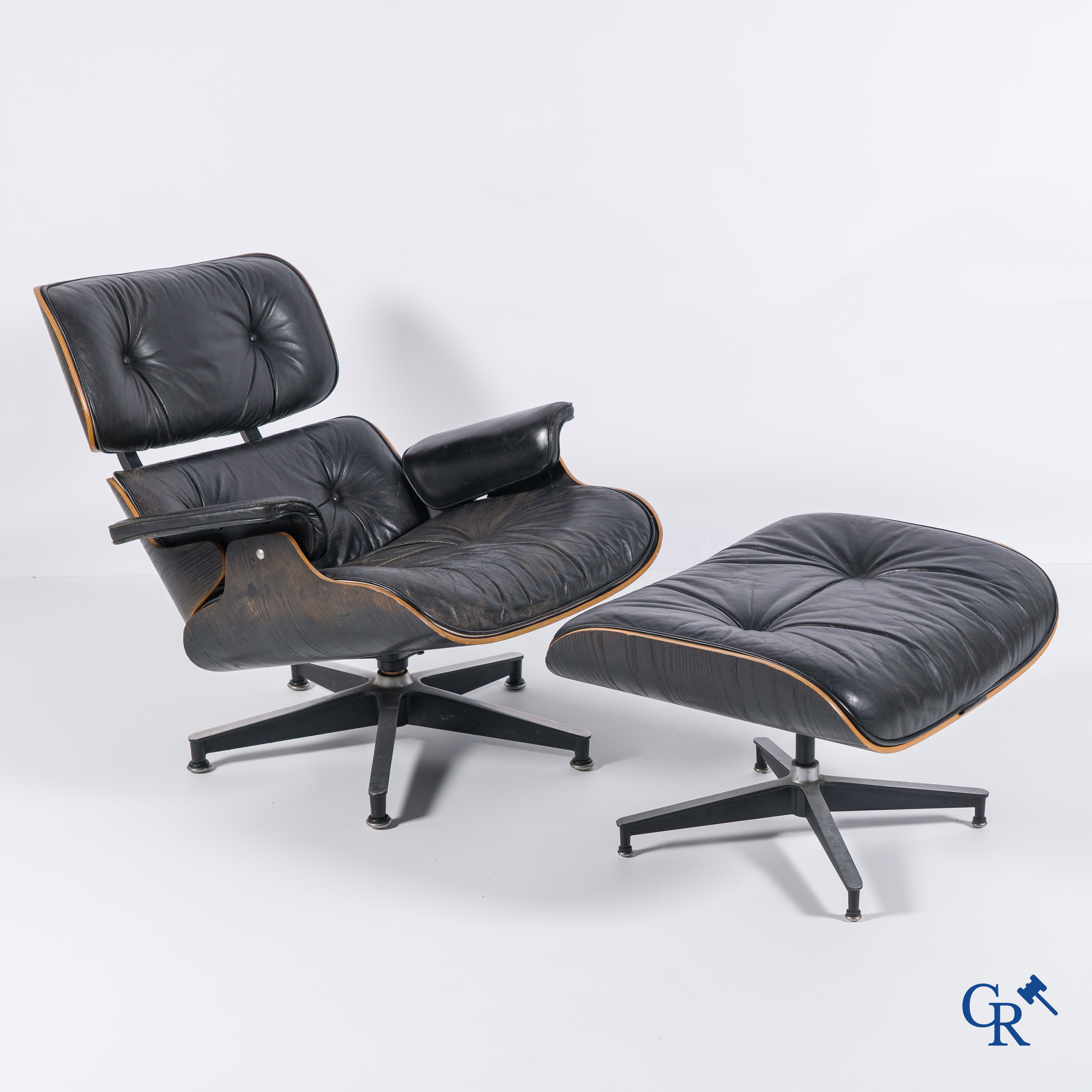 Charles & Ray Eames (1907 - 1978). Edition Herman Miller, Chaise longue et son Ottoman.