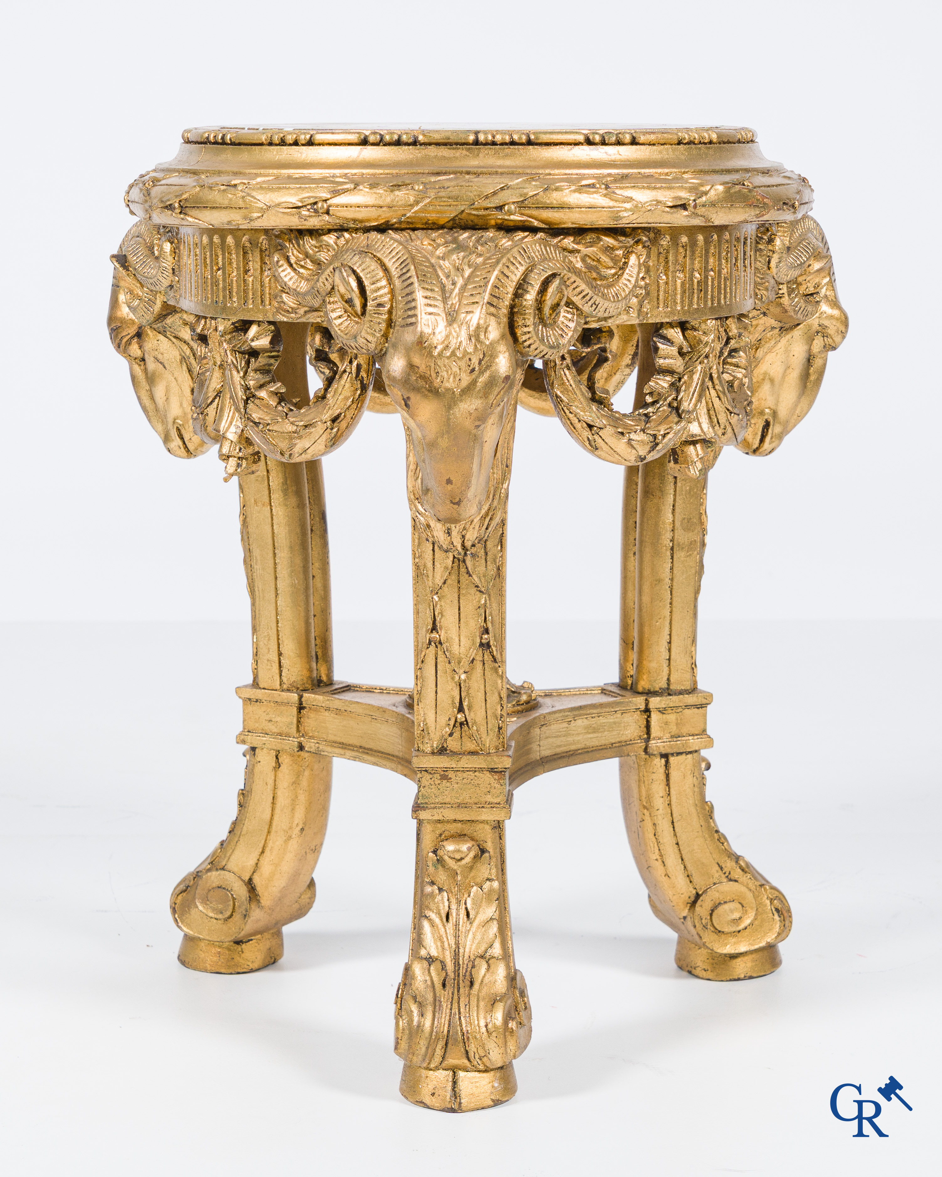 Un grand piédestal en bois sculpté et doré avec des têtes de bélier et guirlandes. Style LXVI, vers 1900.