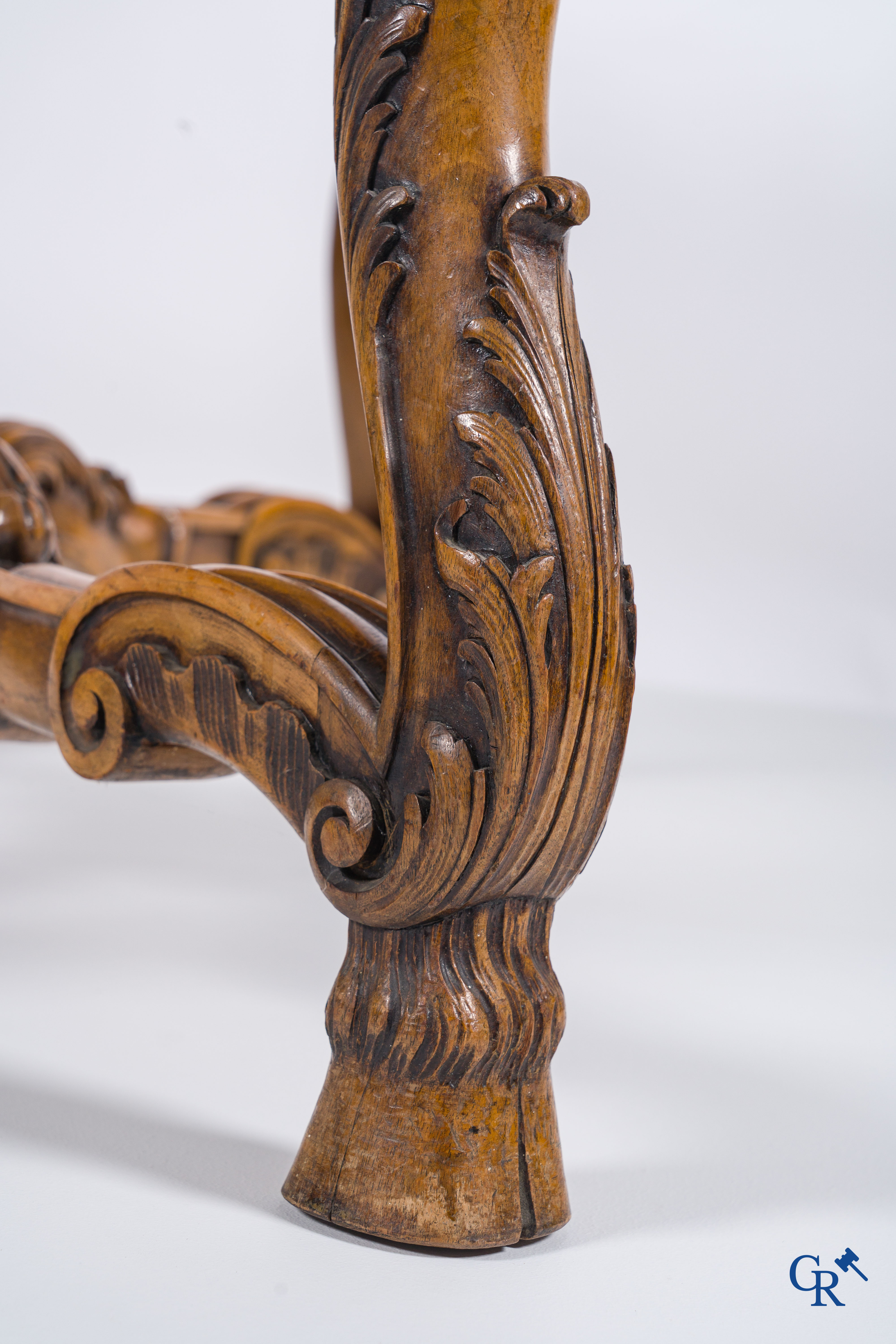 Une table console en bois richement sculptée avec un plateau en marbre. Vers 1930.