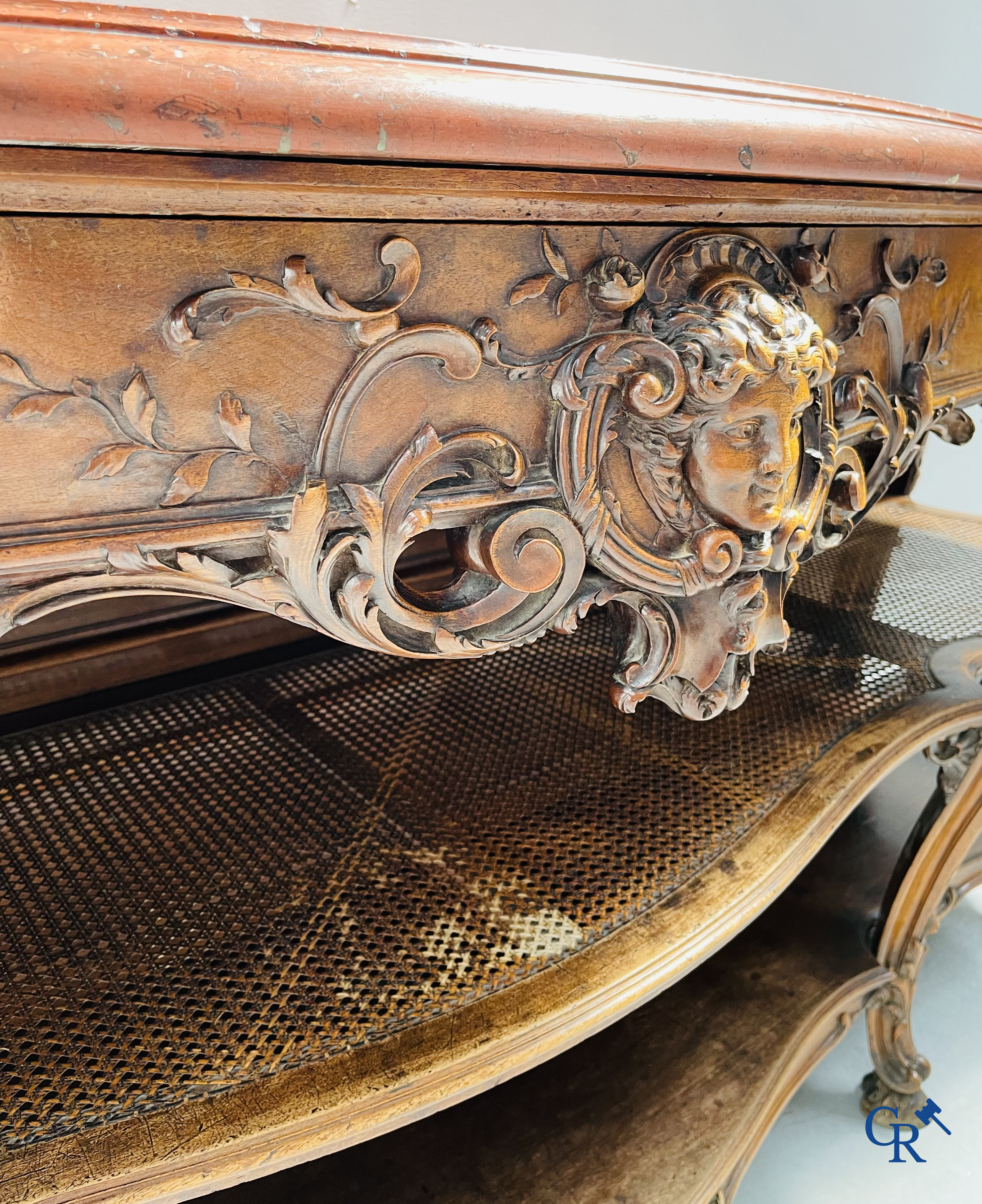 Maison Roll, 42, Rue Faubourg St. Antoine Paris. Een uitzonderlijk desserte meubel in gesculpteerd notelaar. LXVI-Stijl.