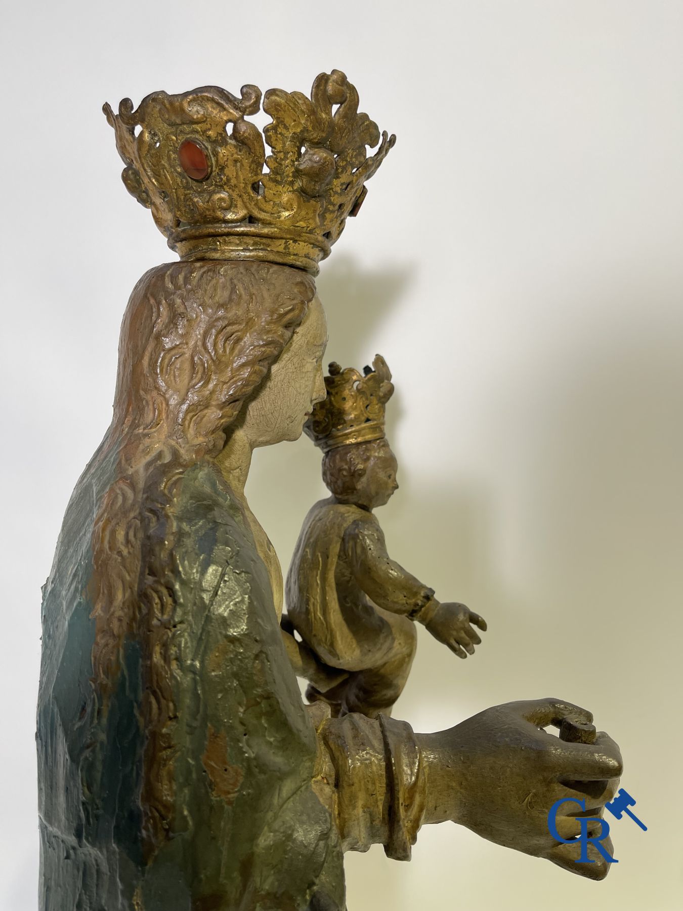 Sculpture Baroque en bois polychrome d'une Vierge à l'enfant. La couronne est incrustée d'une pierre semblable à de l'ambre.