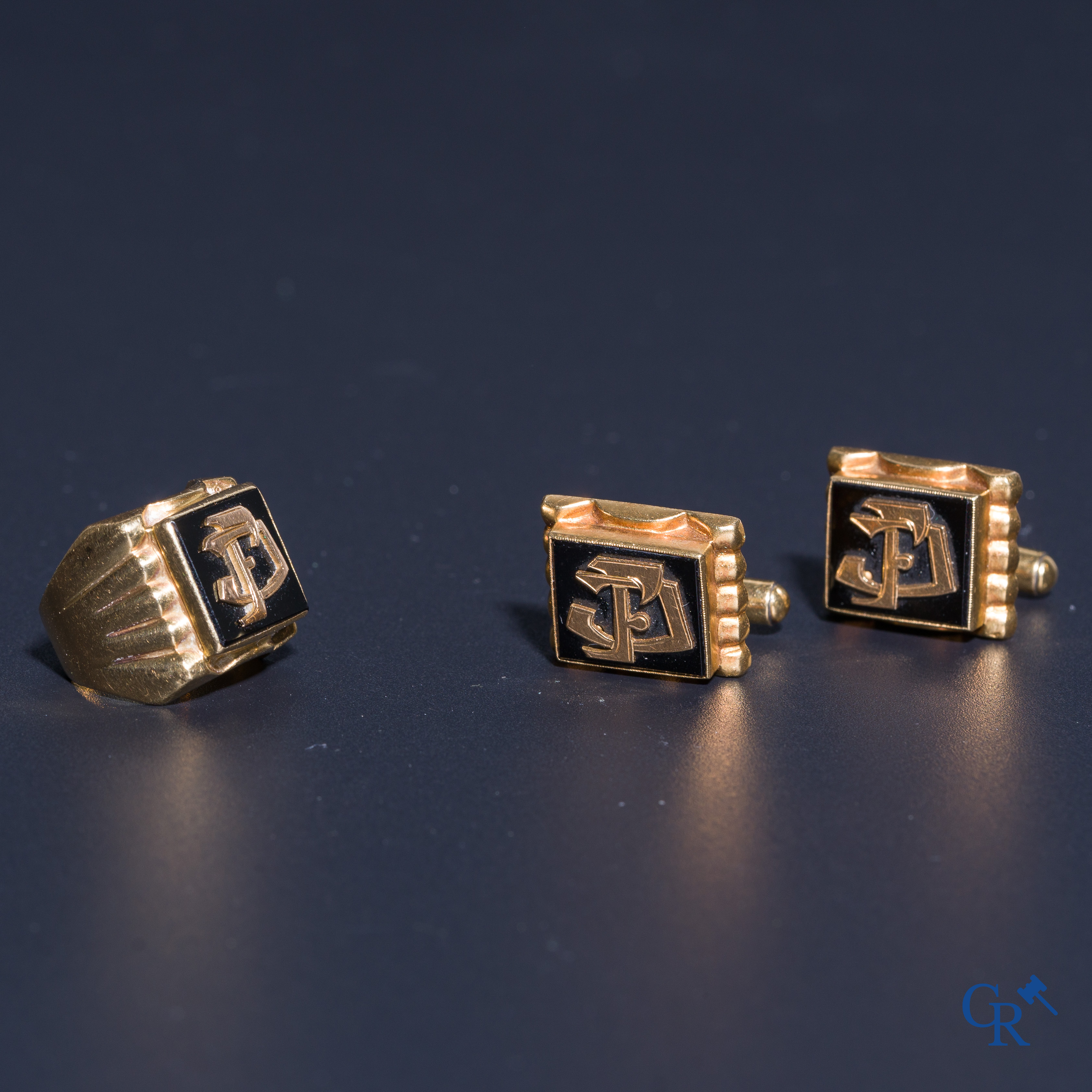 Jewellery: A Chevalière and a pair of cufflinks in gold 18K (750°/00) and onyx.