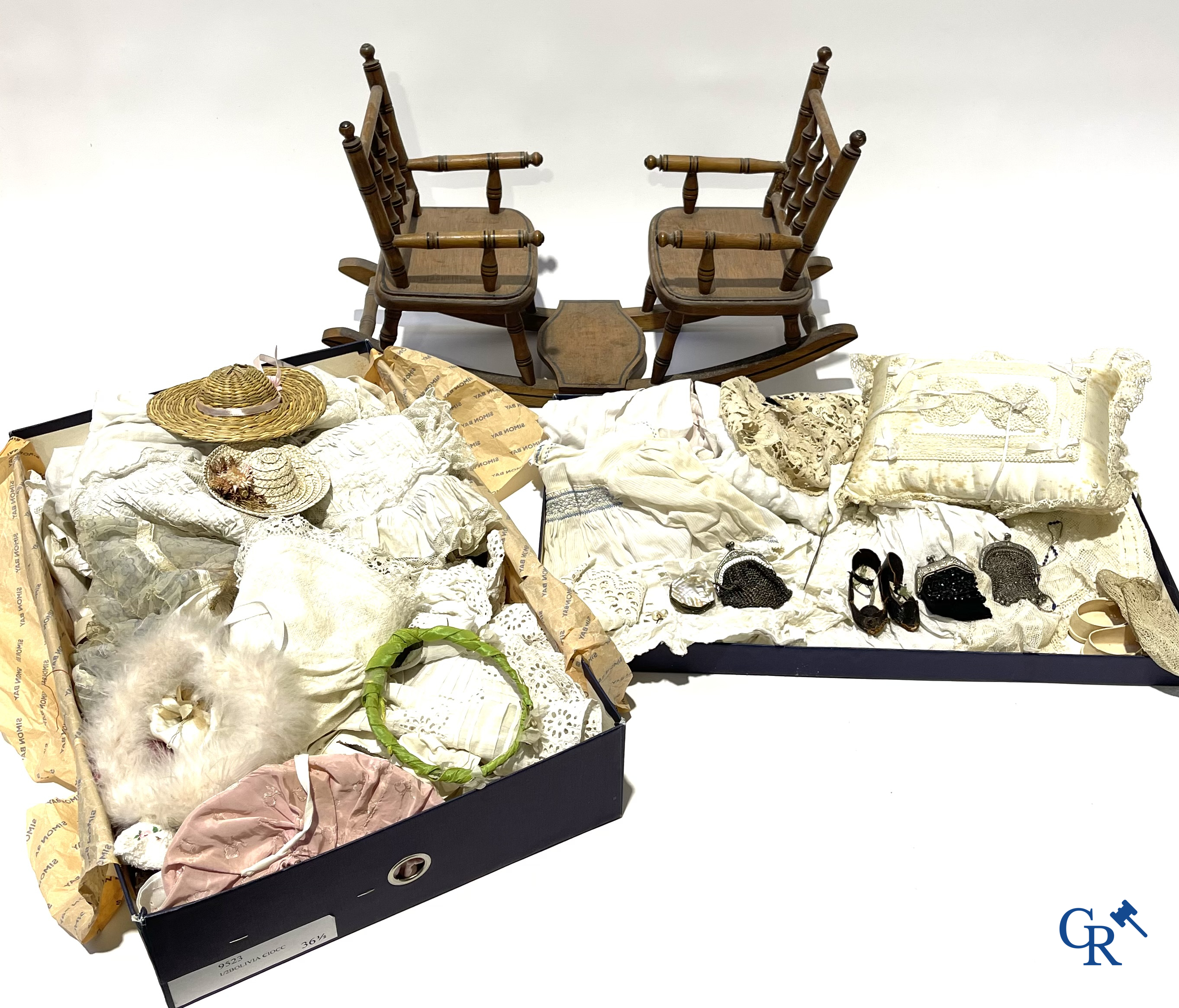 Vieux jouets, lot de 4 poupées anciennes avec tête en porcelaine, attributs de poupée, vêtements et autres.