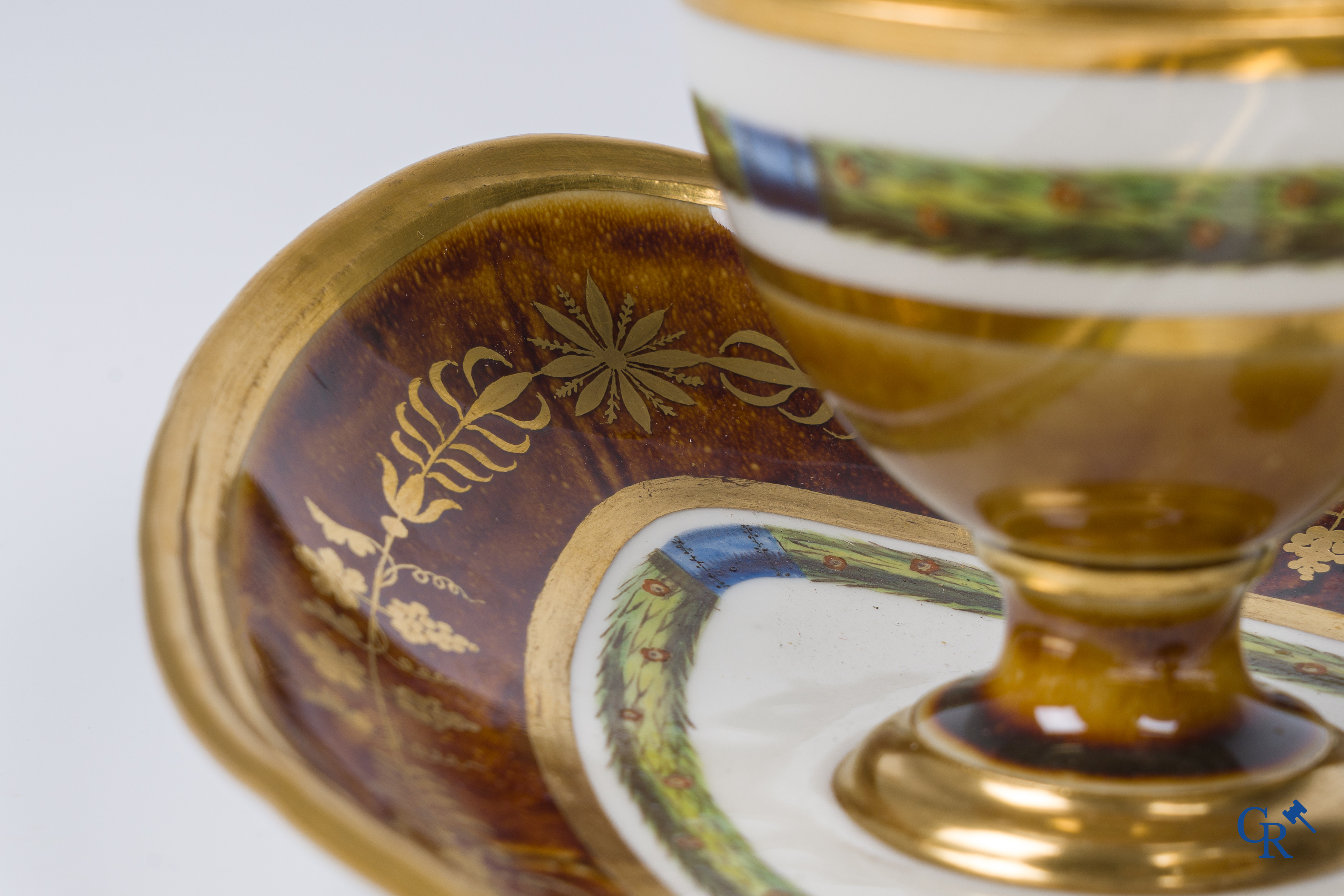 Manufacture nationale de Sèvres. Ovaal vormstuk in porselein met schildpadkleurige achtergrond. Consulaat, circa 1802.