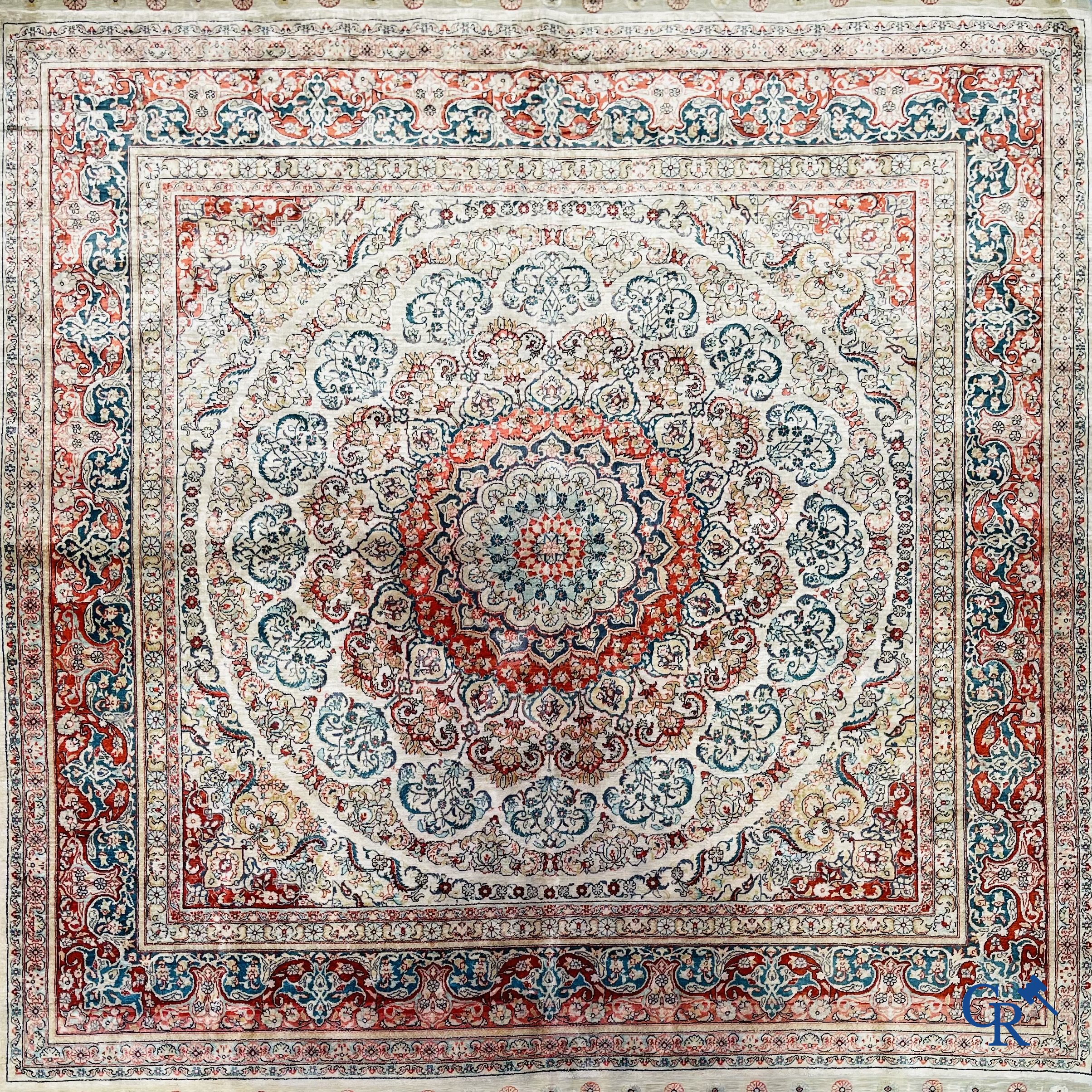 Tapis d'Orient: Hereke, un tapis d'orient en soie finement noué au décor floral.