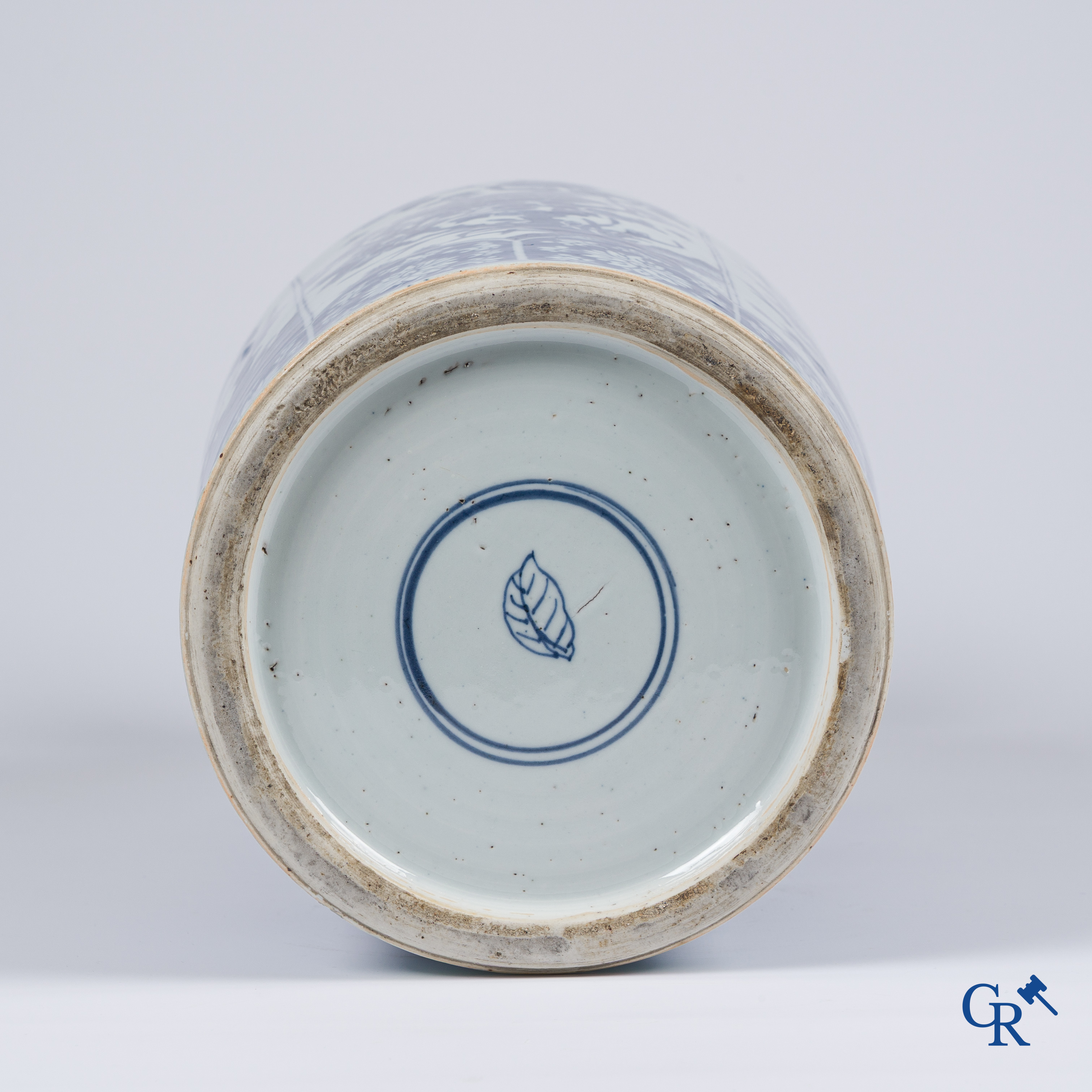 Aziatica, Chinees porselein. Een grote Chinese blauw-wit "rouleau" vaas. Kangxi. Gemerkt.