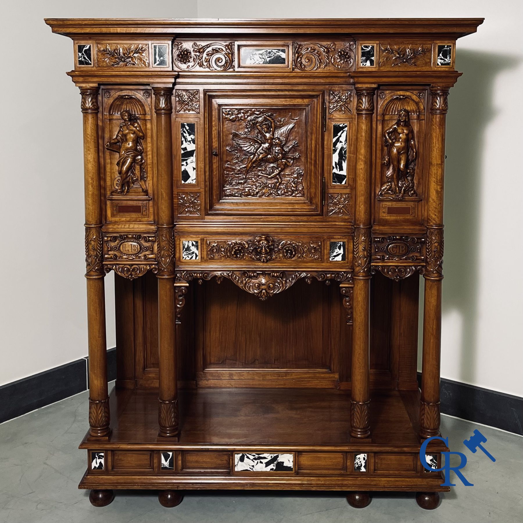 Mobilier : Une crédence finement sculptée en noyer, style néo-renaissance avec incrustation de marbre.