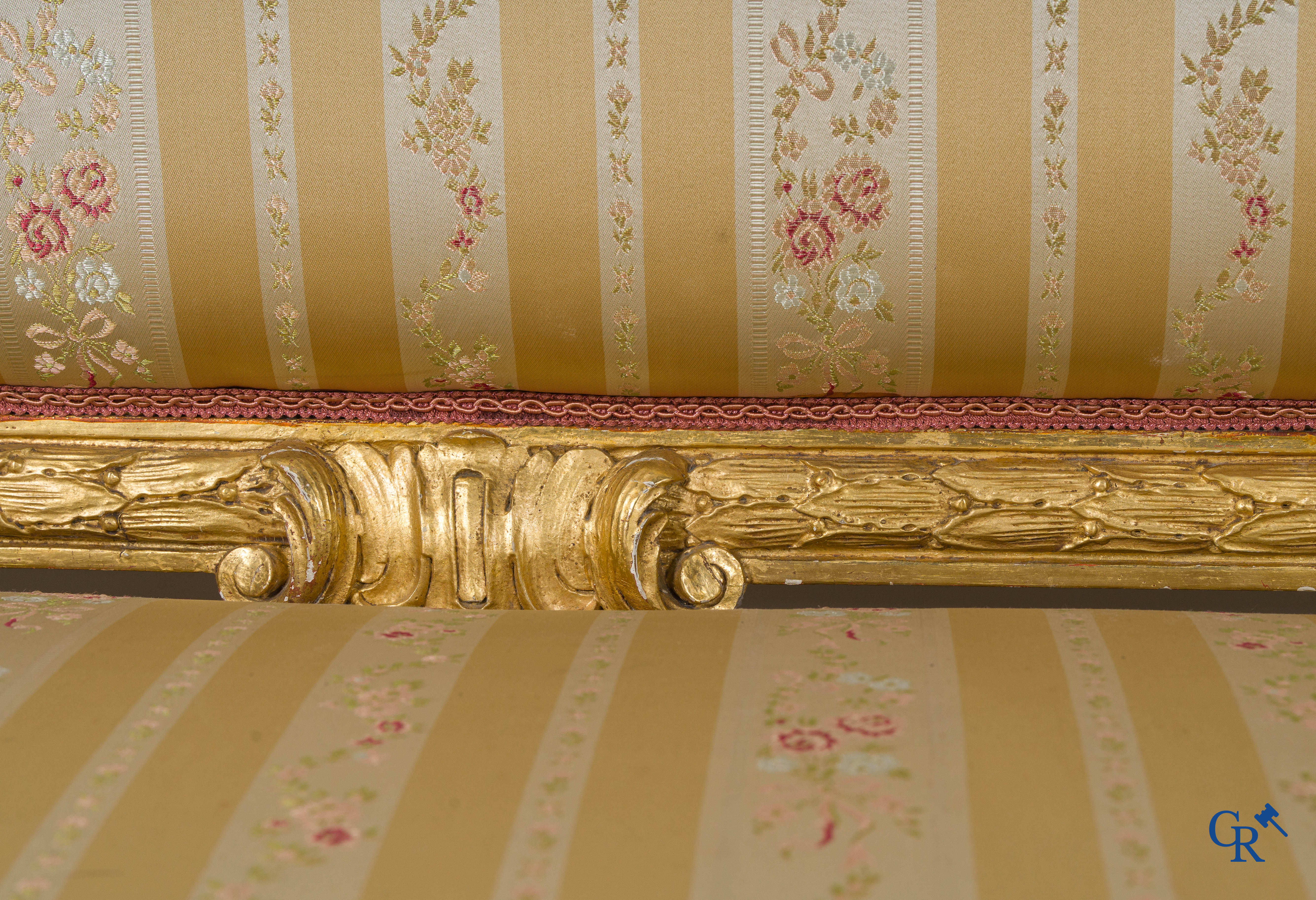 Napoleon III-periode. Een imposante 5-delig rijkelijk hout gesculpteerde en vergulde salon. Circa 1880.