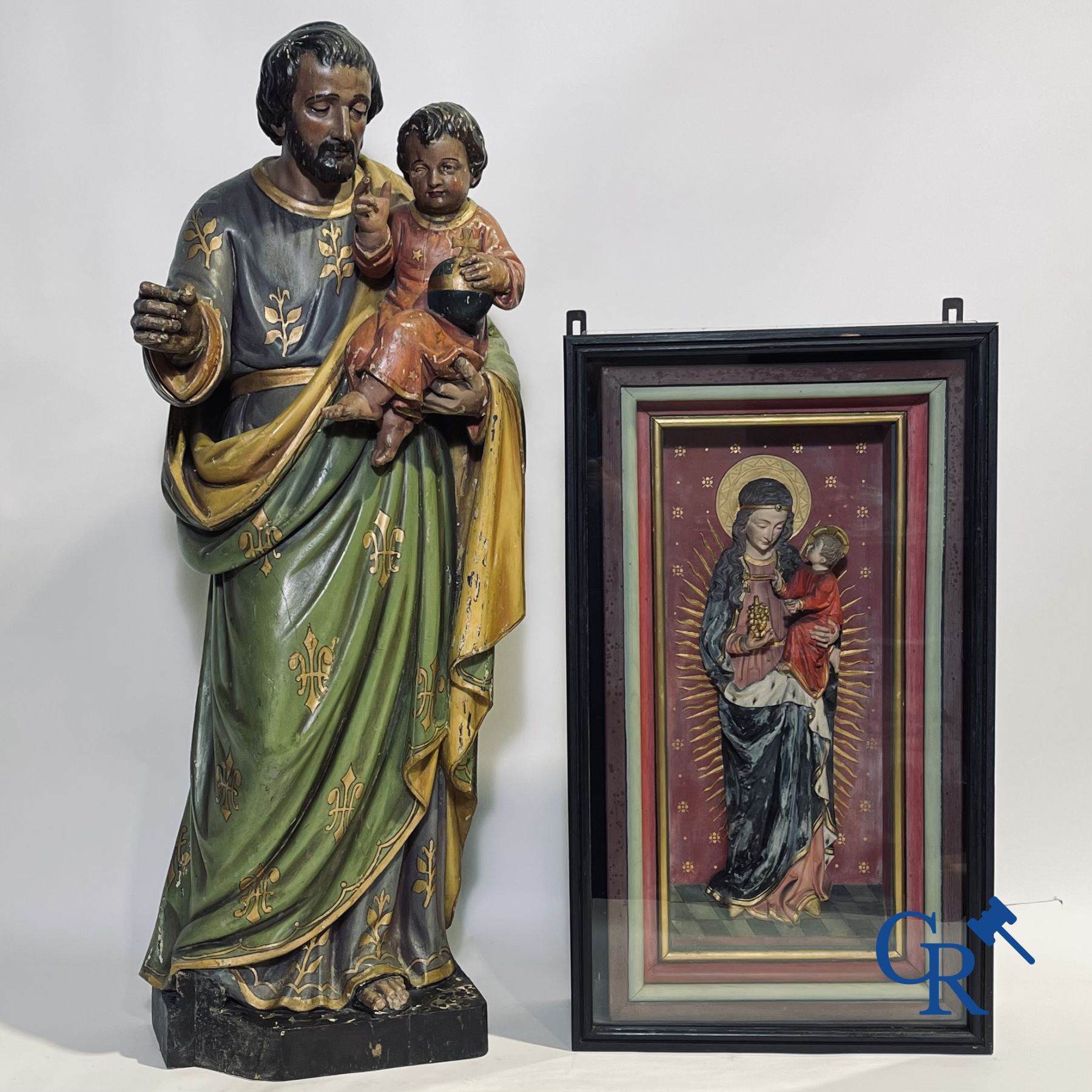 Une statue en bois du 19ème siècle et une vitrine en bois avec une représentation en plâtre d'une Vierge à l'enfant.