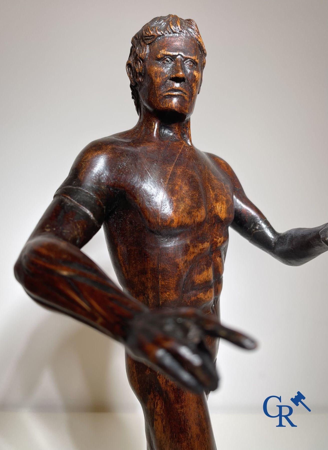 Un modèle d'un homme debout en bois sculpté. Allemagne ou Italie, XVIIIe-XIXe siècle.