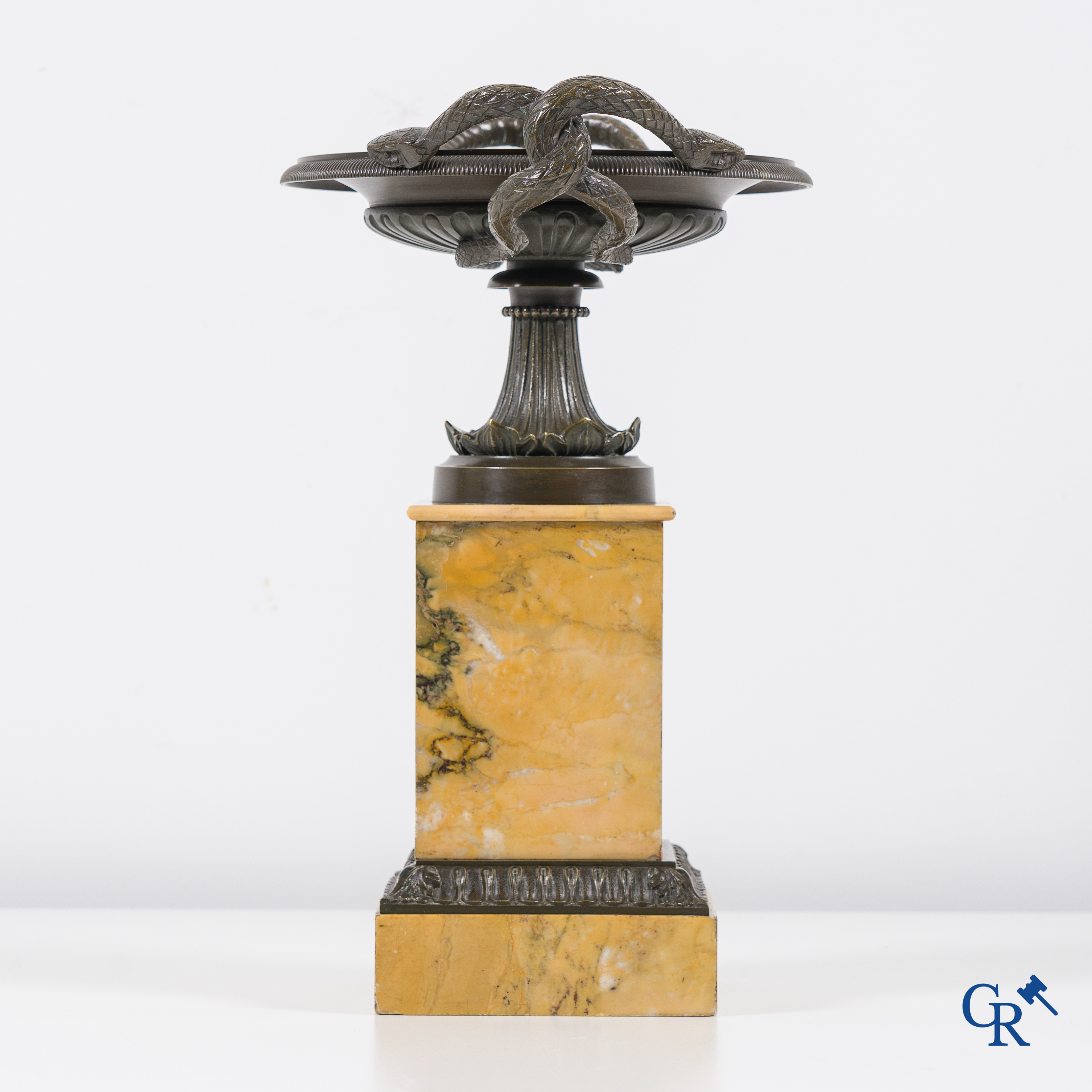 A finely crafted bronze tazza on a Giallo Siena marble pedestal. Empire style. Period 1860.