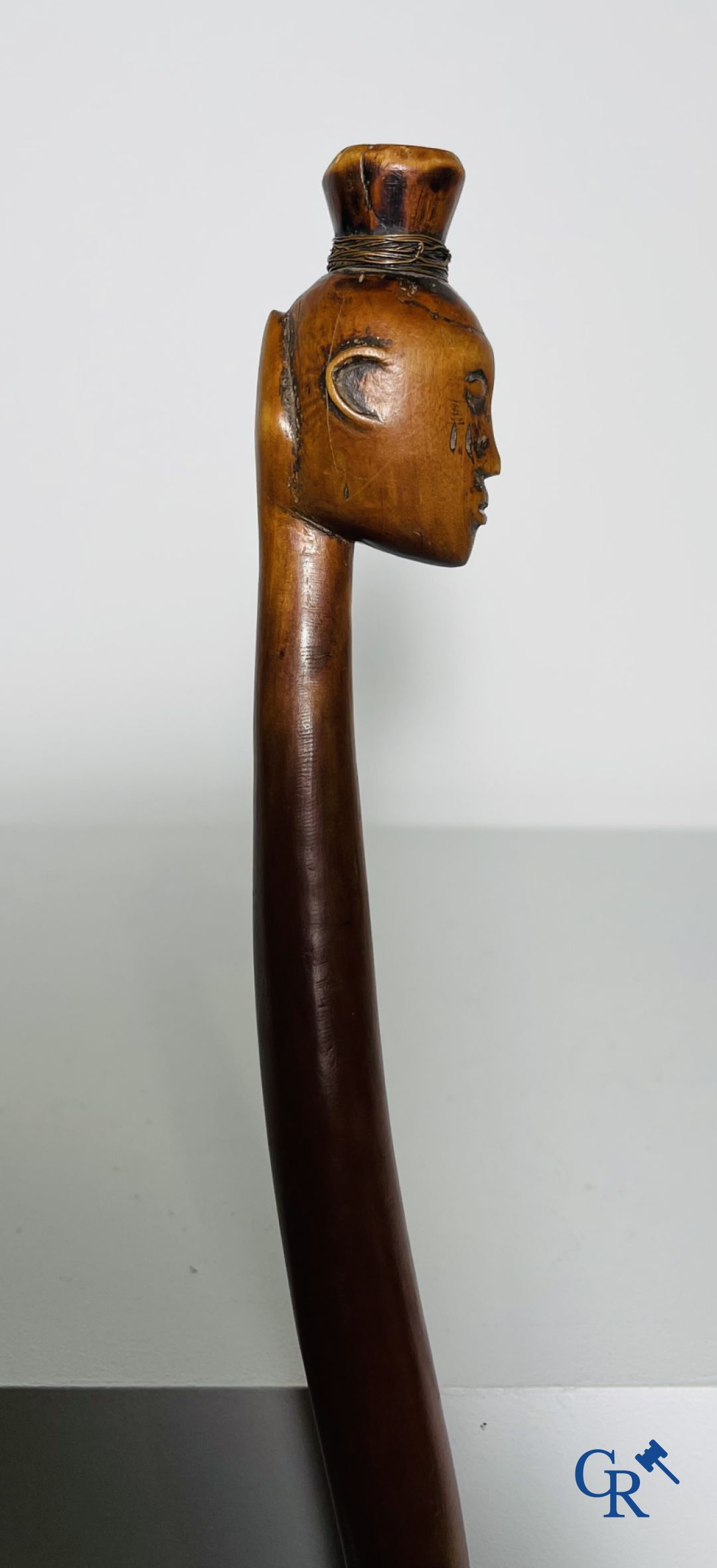 Art africain: Un bâton en bois sculpté.