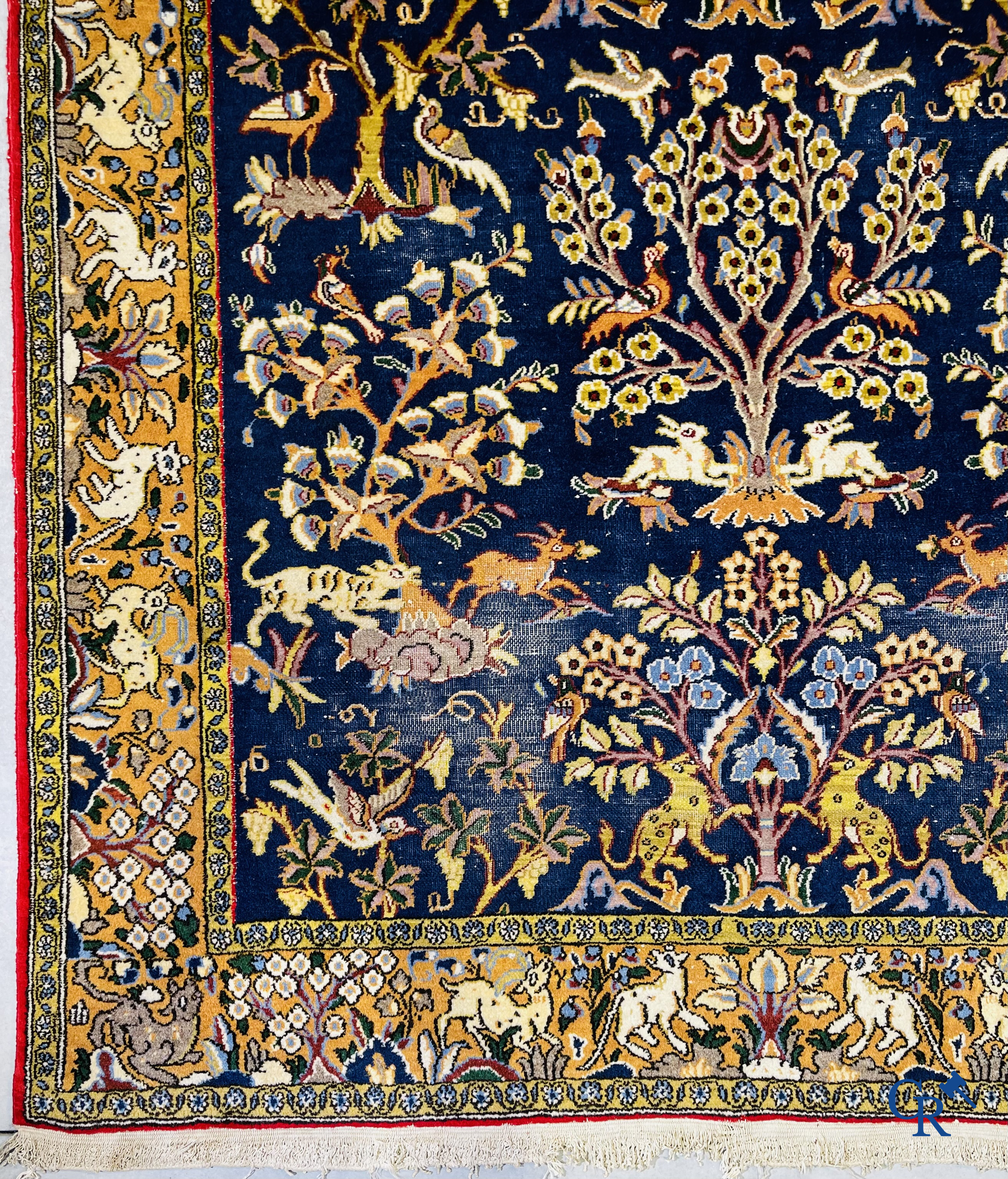 Tapis d'orient: Iran, tapis persan noué à la main avec un décor d'animaux de la forêt.