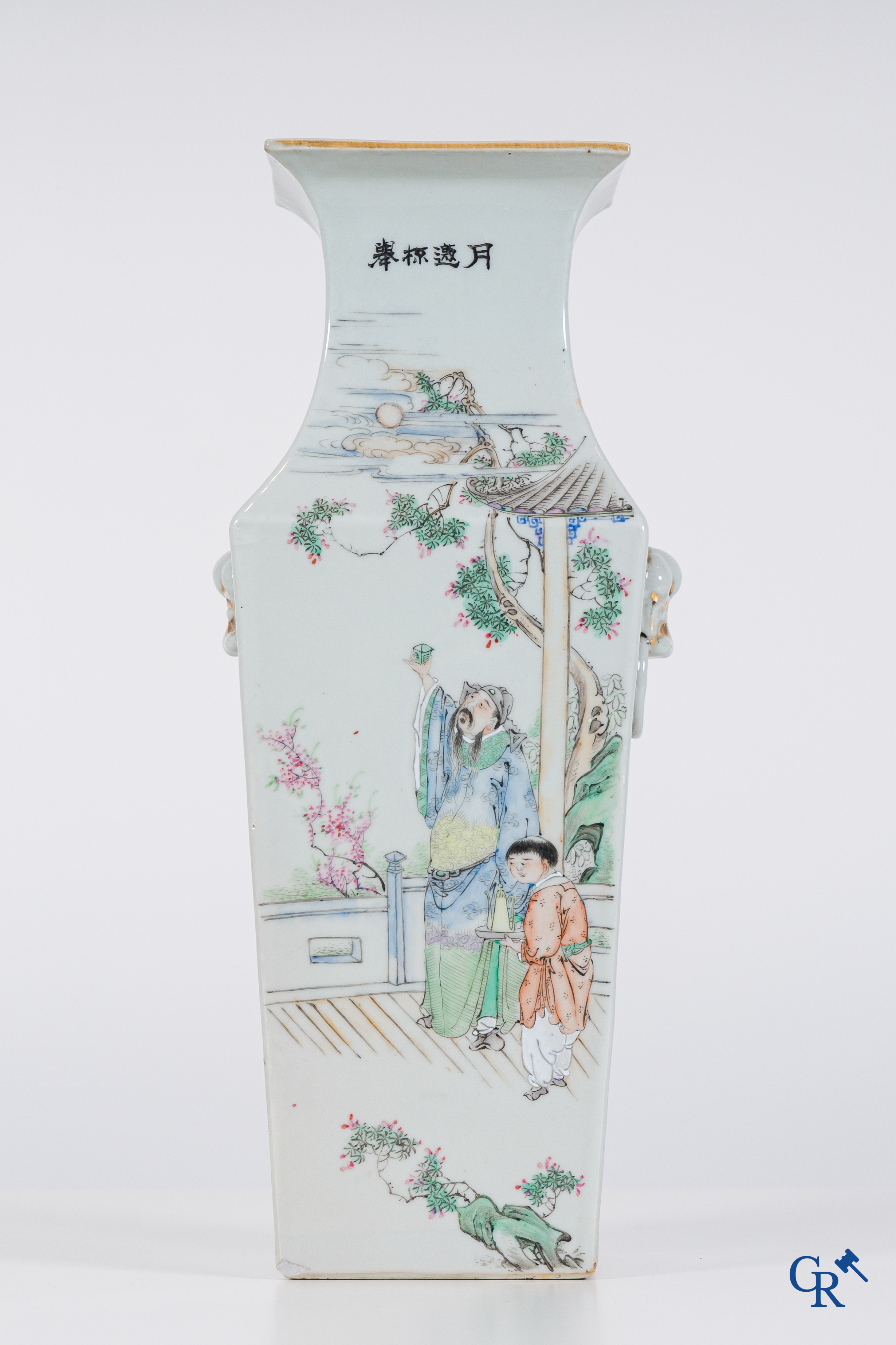 Art Asiatique, porcelaine chinoise, un vase carré chinois avec des personages et un buffle d'eau. Signé.