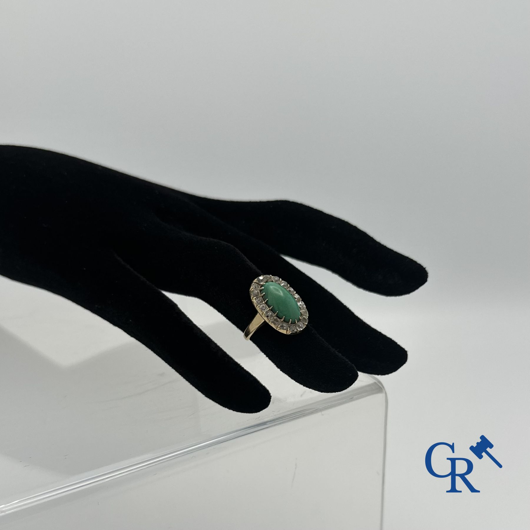 Jewellery: Ring in gold 18K set with malachite and 18 diamonds.