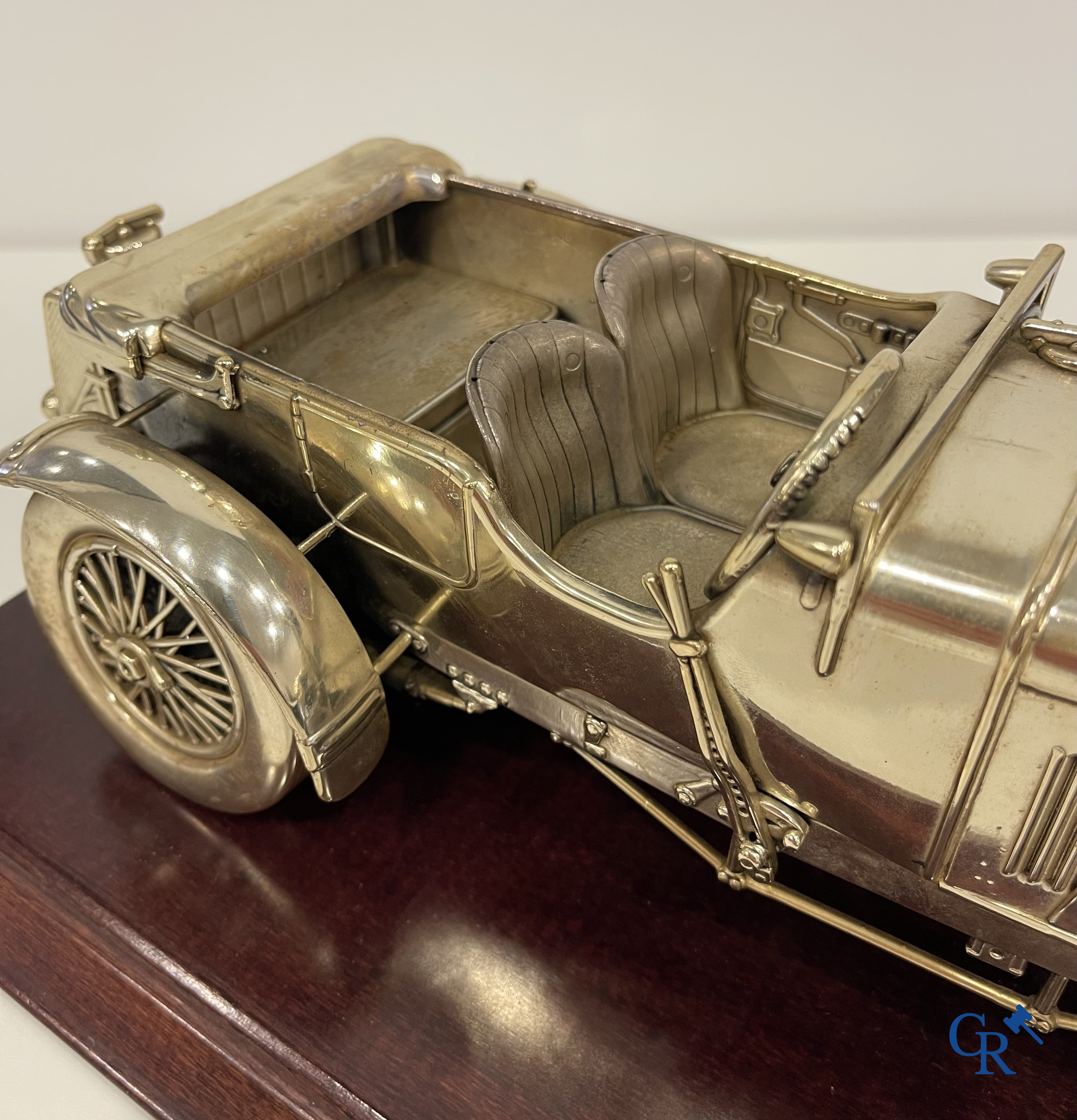 Bentley, een uitzonderlijk fijn gedetailleerd sterling zilveren 925°/00 schaalmodel van een 30 er jaren Bentley.