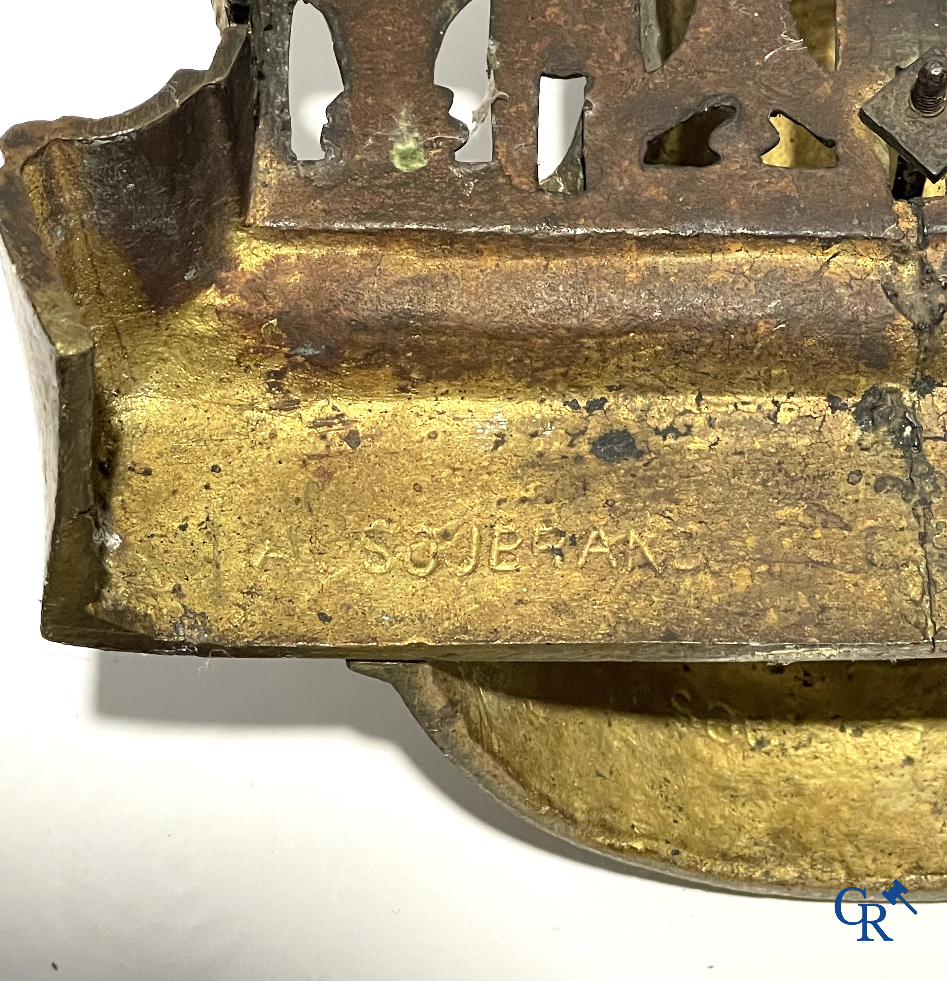 A lot of an imposing chandelier with 12 light points, a lamp belge with bronze frame and a fireplace piece.