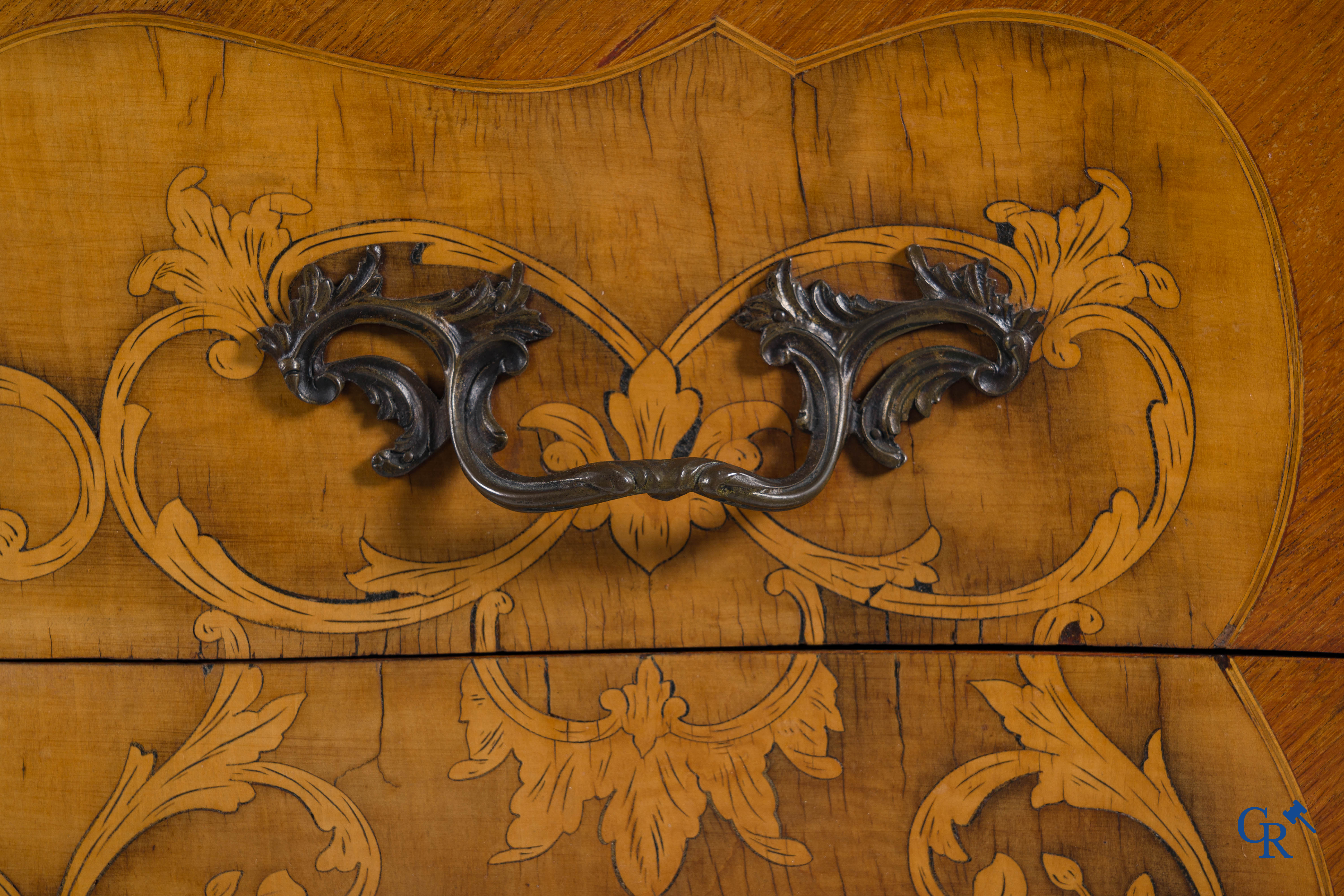 Une commode en marqueterie et bronze avec une tablette en marbre. Style LXV.