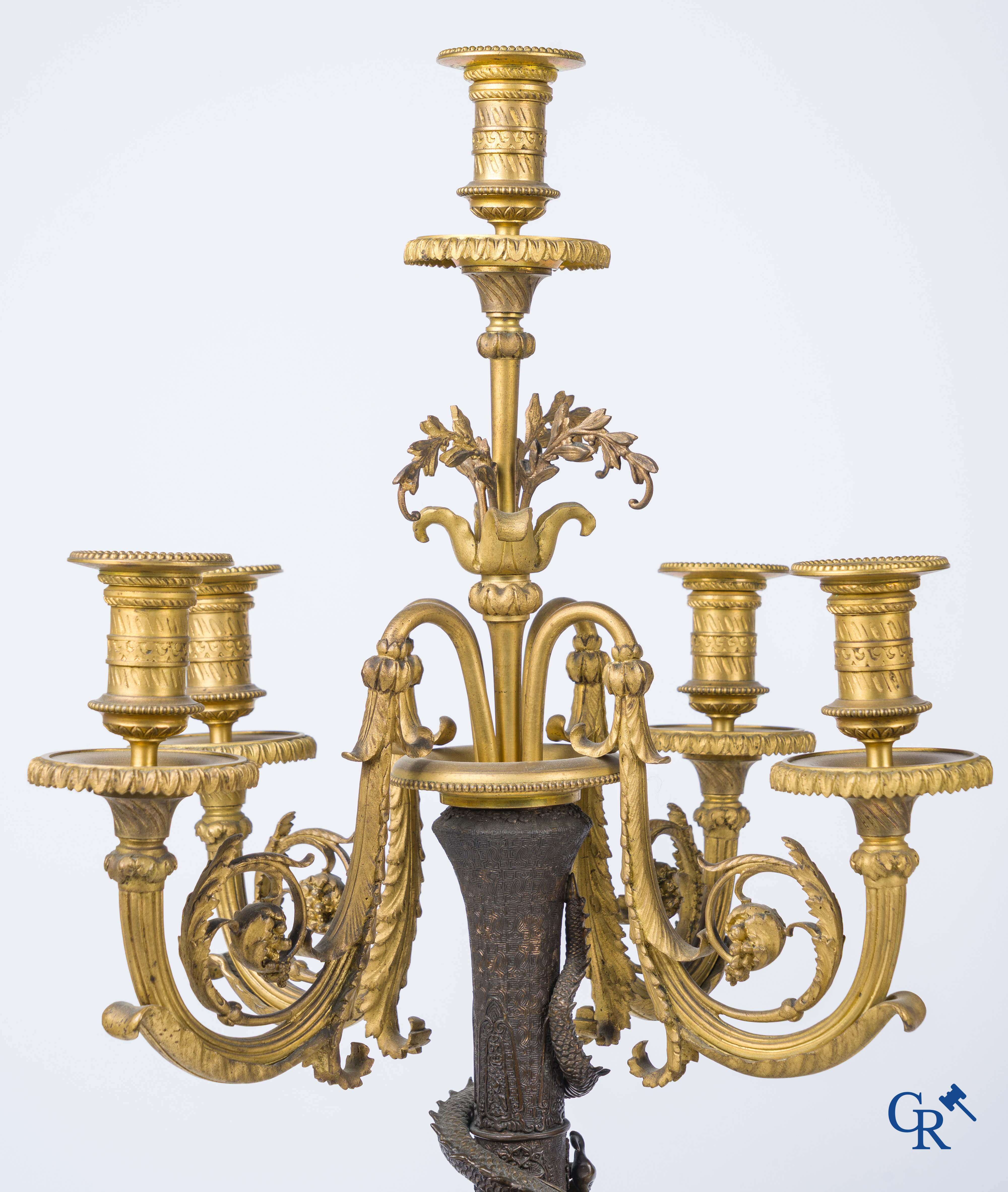 Aziatica, Een paar bronzen kandelaars met fijn bewerkte Oosterse vazen met draken. Circa 1880.