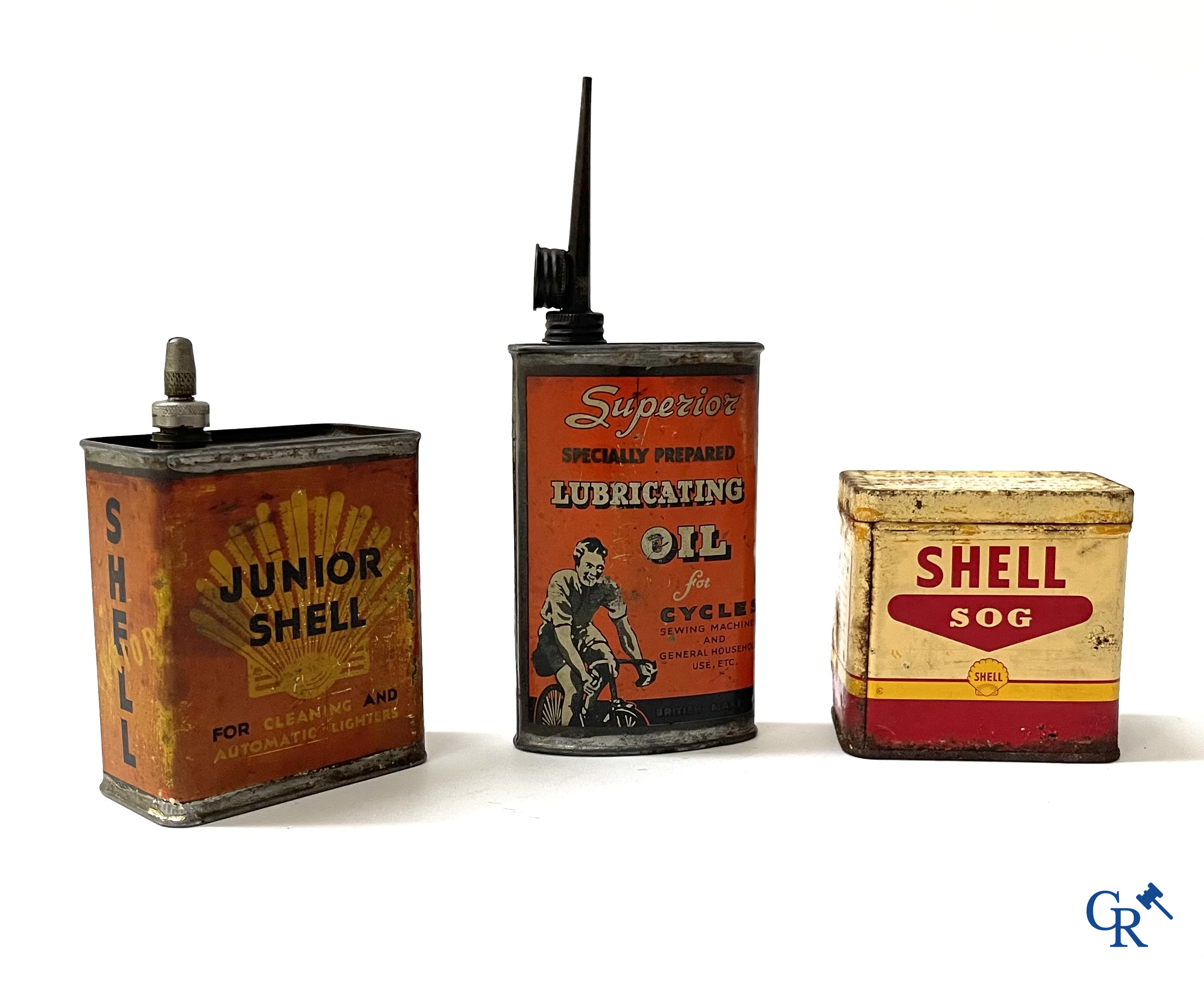 Automobilia. Groot lot olieblikken en andere i.v.m. fietsen, bougies, oliën en andere. Jaren '40-'50-'60.