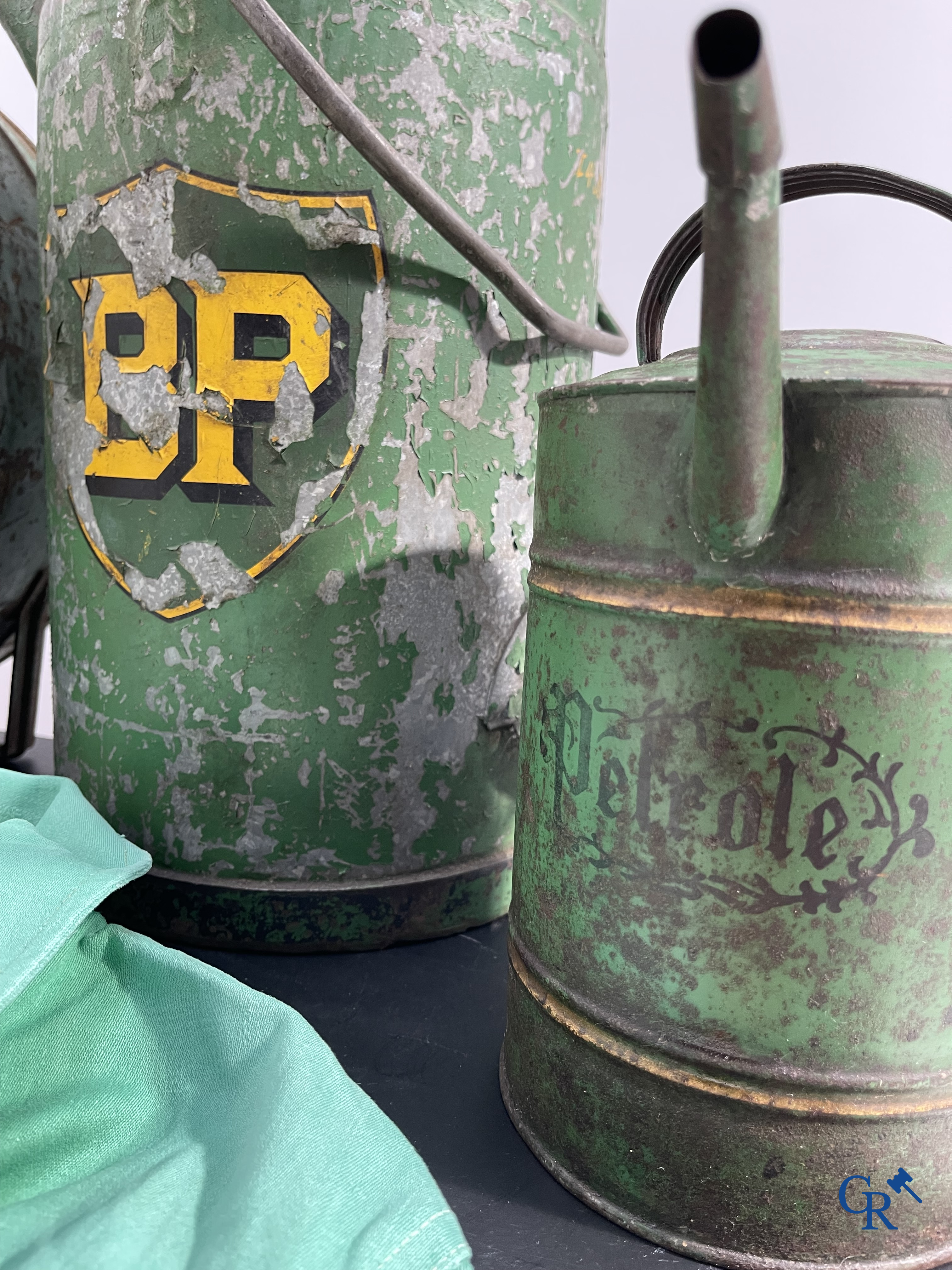 Automobilia. BP. Lot avec des bidons d'huile BP, tableaux de graissage et une tenue pour pompiste de la marque BP. Années '40-'50-'60.