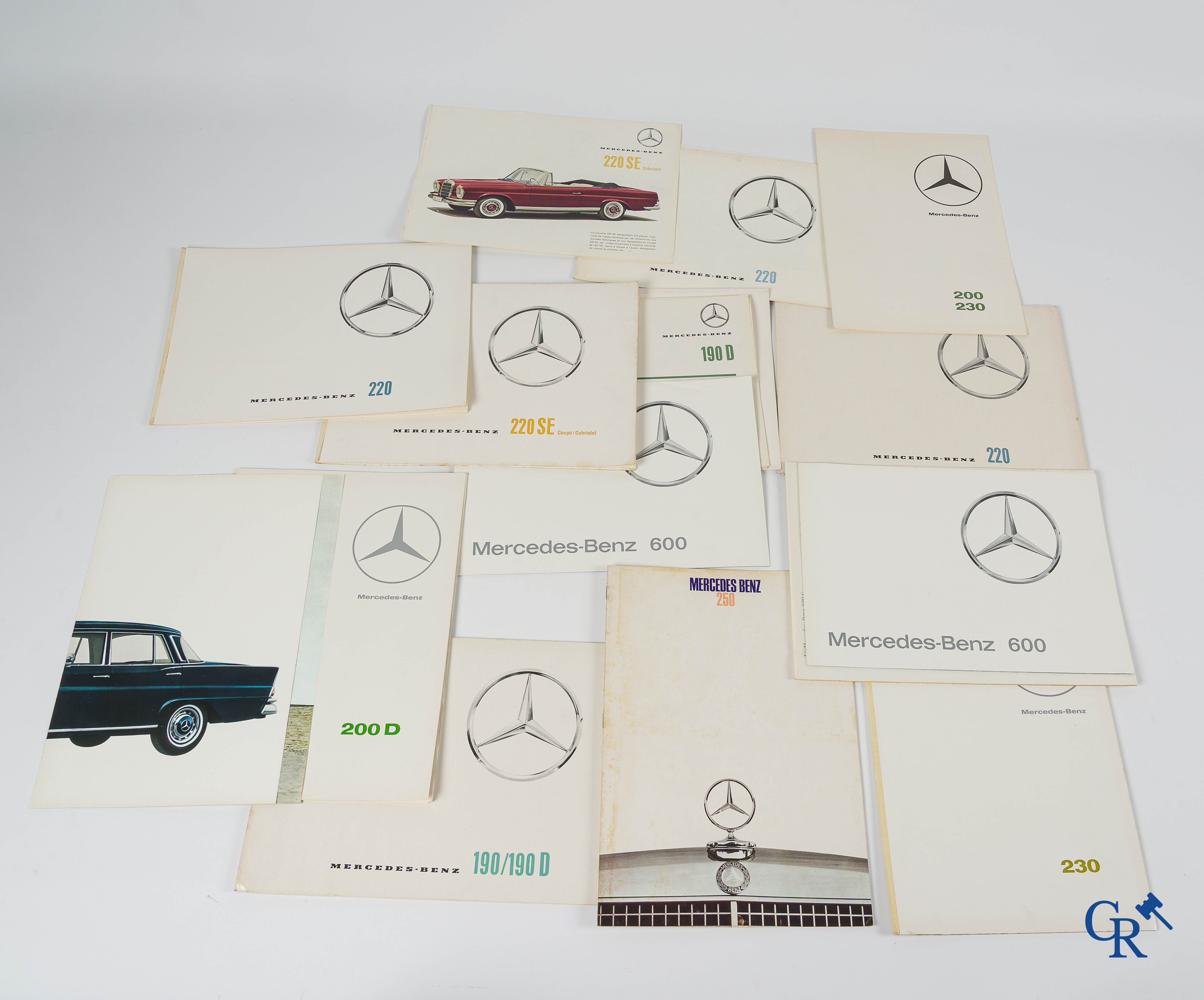 Automobilia. Mercedes Benz. 11 originele luxe publiciteitsfolders.