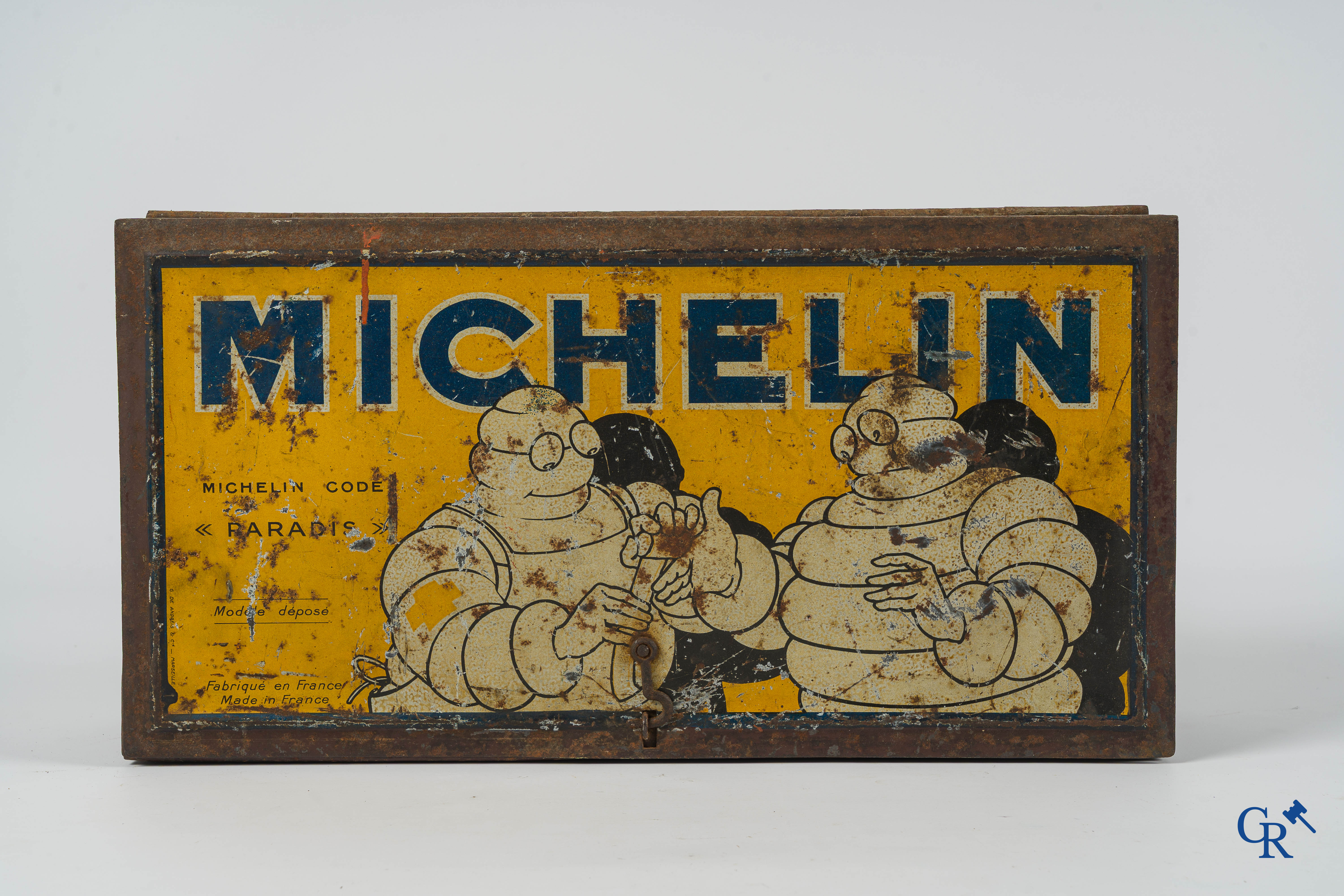 Michelin. Interessant lot met Michelin meettoestellen, blikdozen, code Paradis doos en andere. Jaren '20-'30.