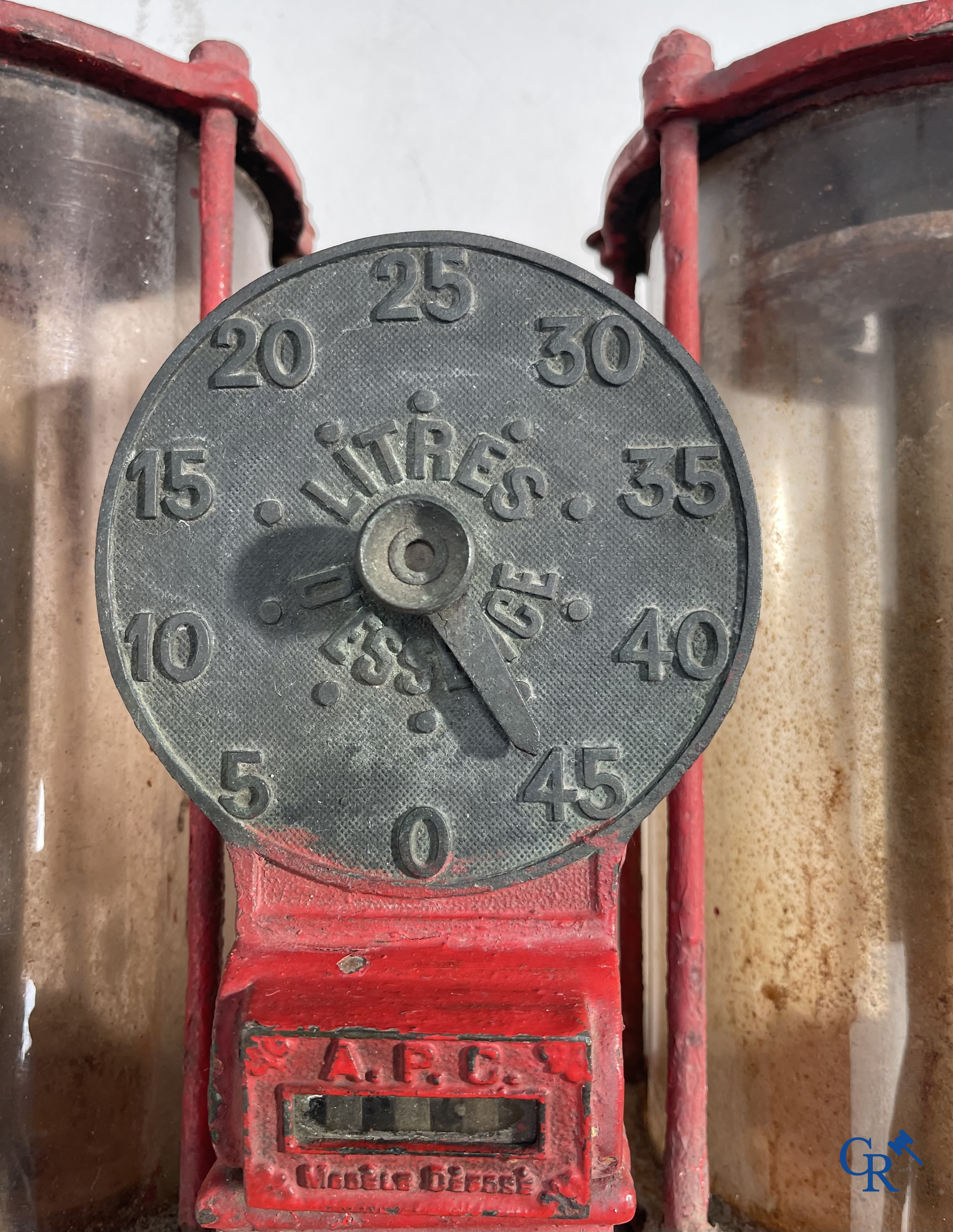 Automobilia. 20'er jaren benzinepomp in originele staat met globes in glas. Belgische makelij, Antwerpen.